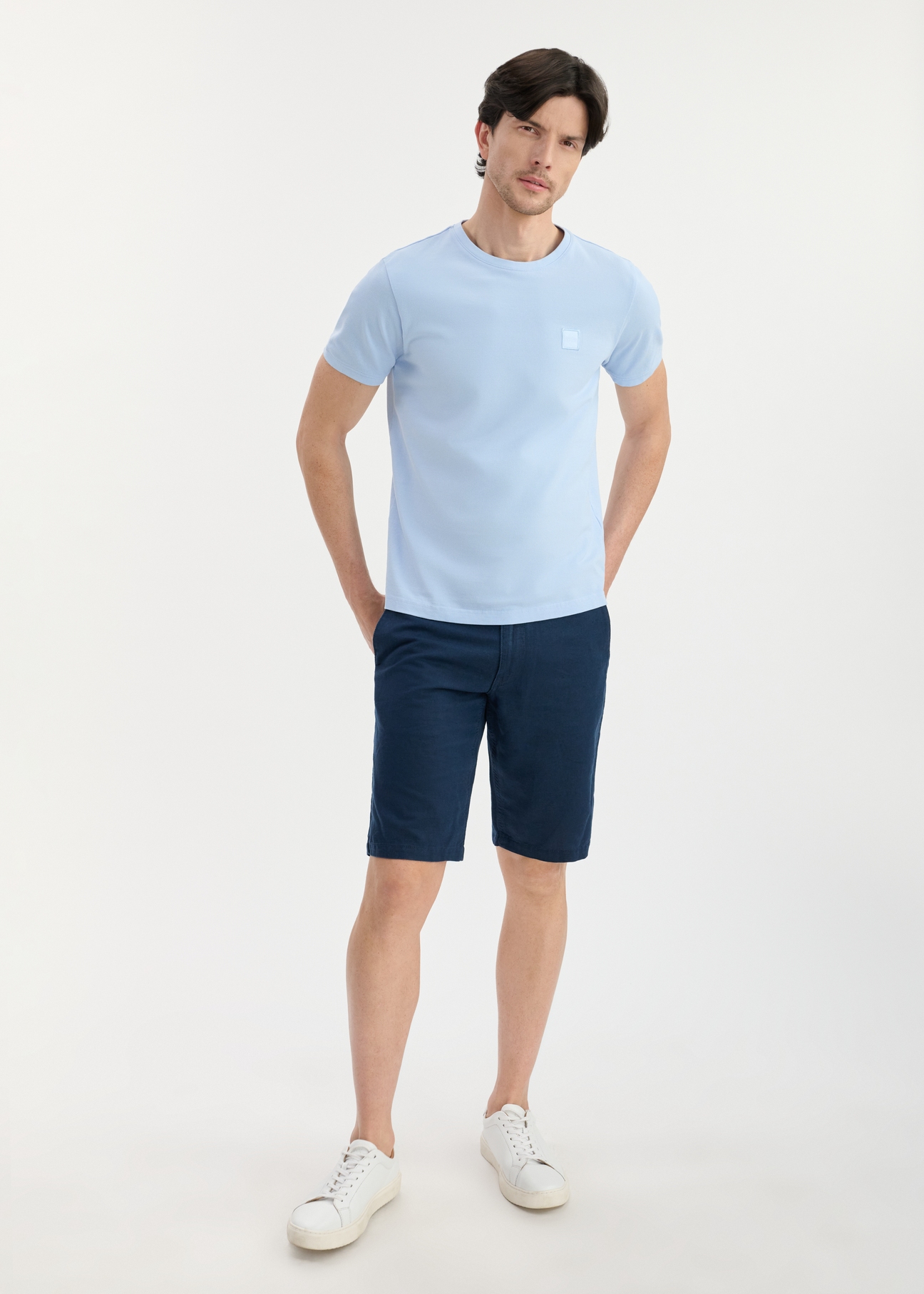 Błękitny T-shirt męski z bawełny TSHMT-0100-60(W25), widok produktu przodem na modelu. Widoczna cała sylwetka.