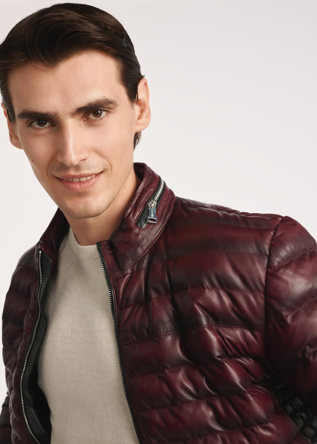 Bordová pánska kožená bunda so zateplením KURMS-0379-3359(Z25), produkt widoczny od przodu na modelu, zbliżenie na stójkę kurtki.