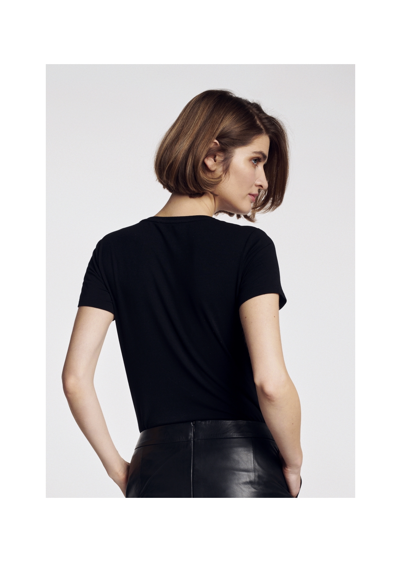 Czarny T-shirt damski z aplikacją TSHDT-0069-99(W21)-03