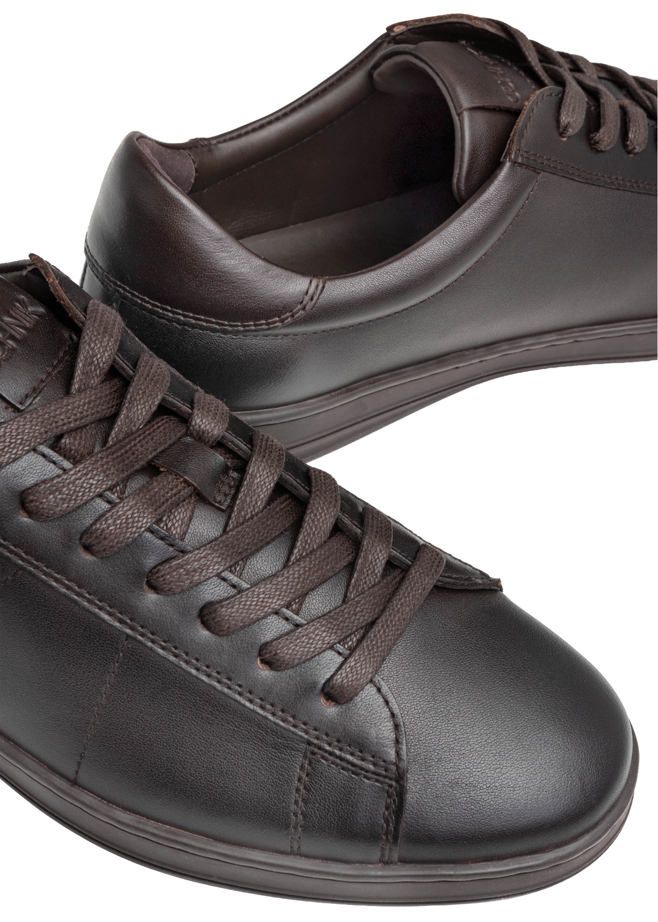 Brązowe skórzane buty męskie BUTYM-0490-1I(W26), zbliżenie na detal produktu na białym tle.