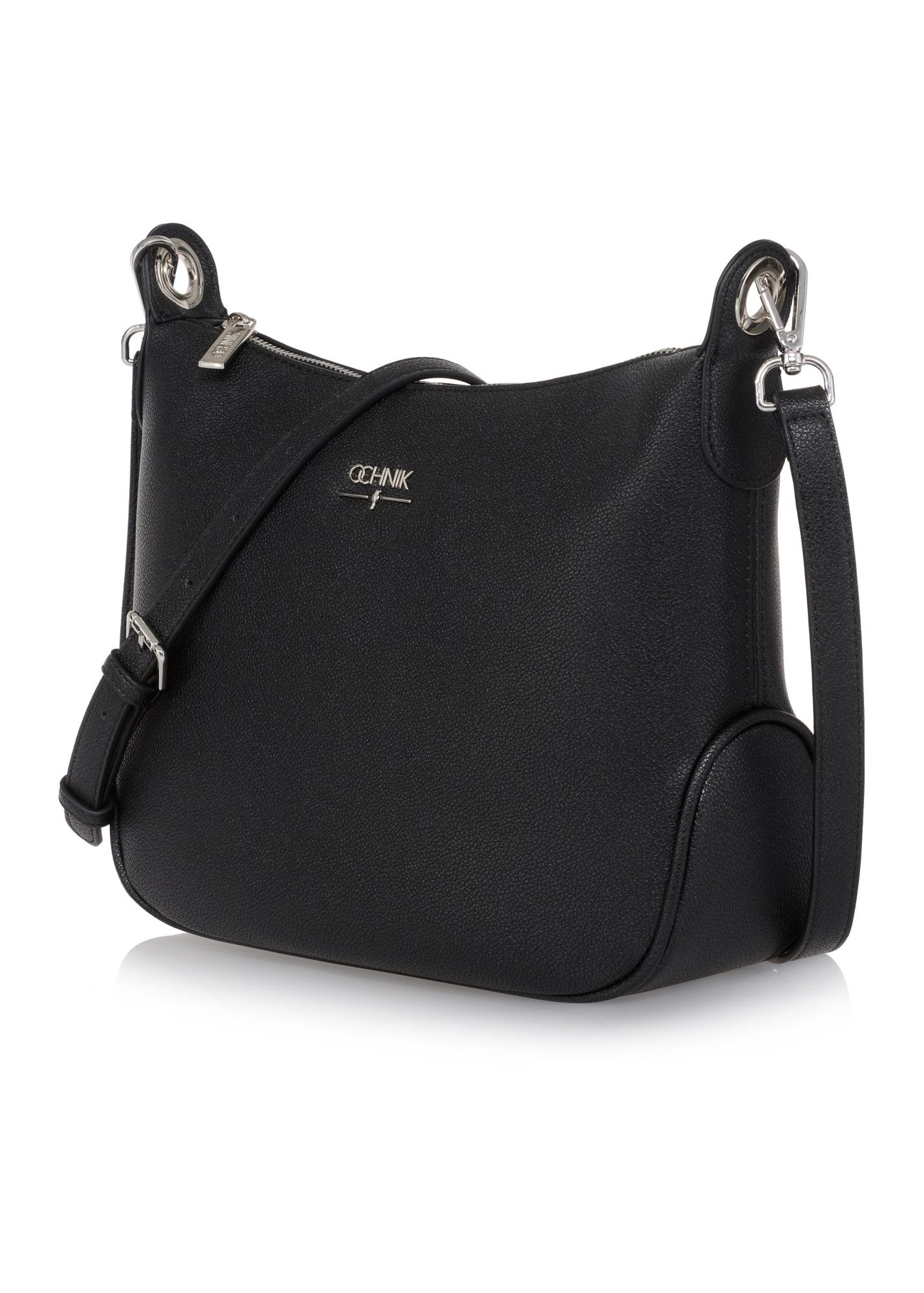 Czarna torebka damska w stylu hobo TOREC-0829A-99(Z25) - widok produktu po skosie na białym tle.