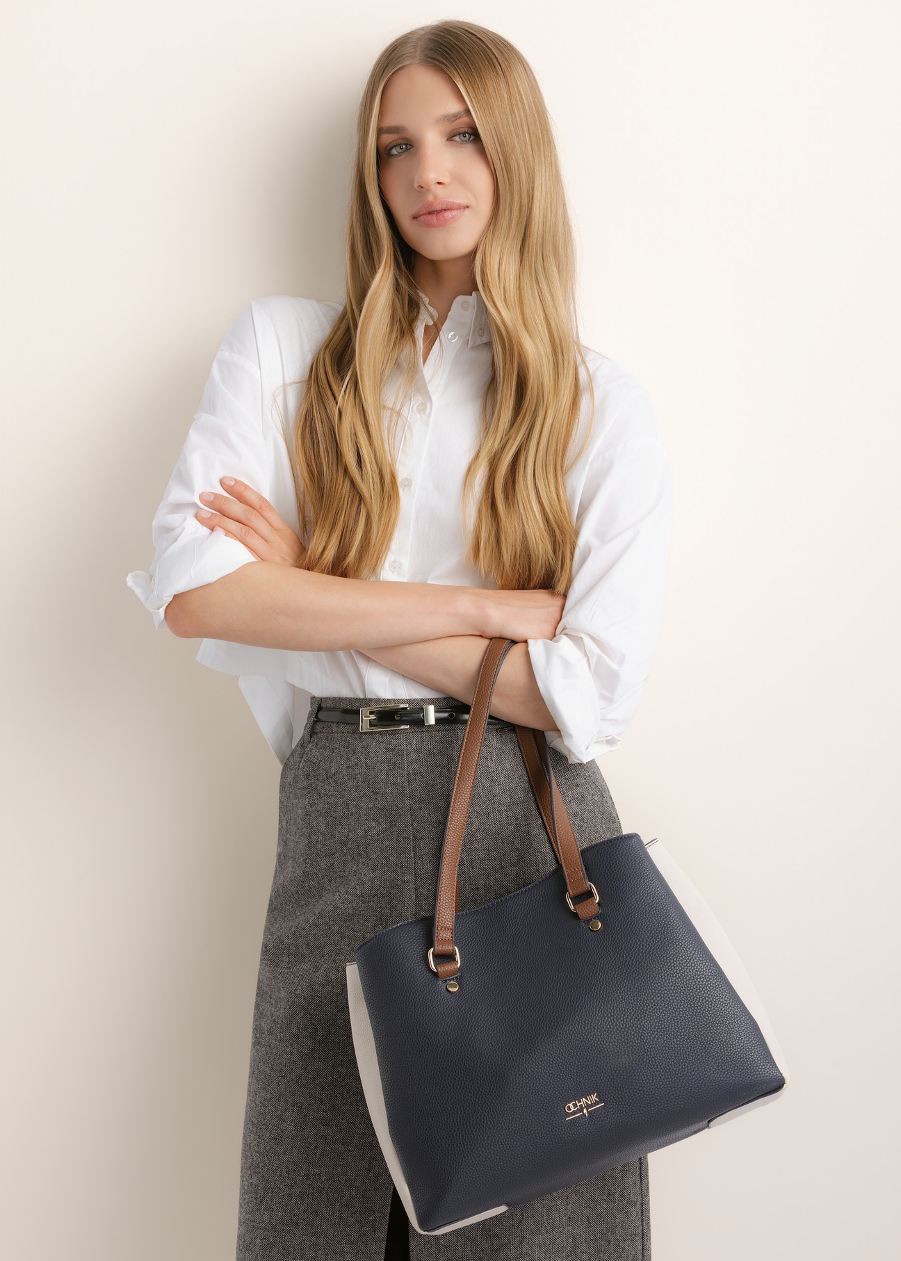 Granatowa torebka shopper damska TOREC-1260-7E(Z26), widok produktu od przodu na modelce. Widoczna połowa sylwetki.