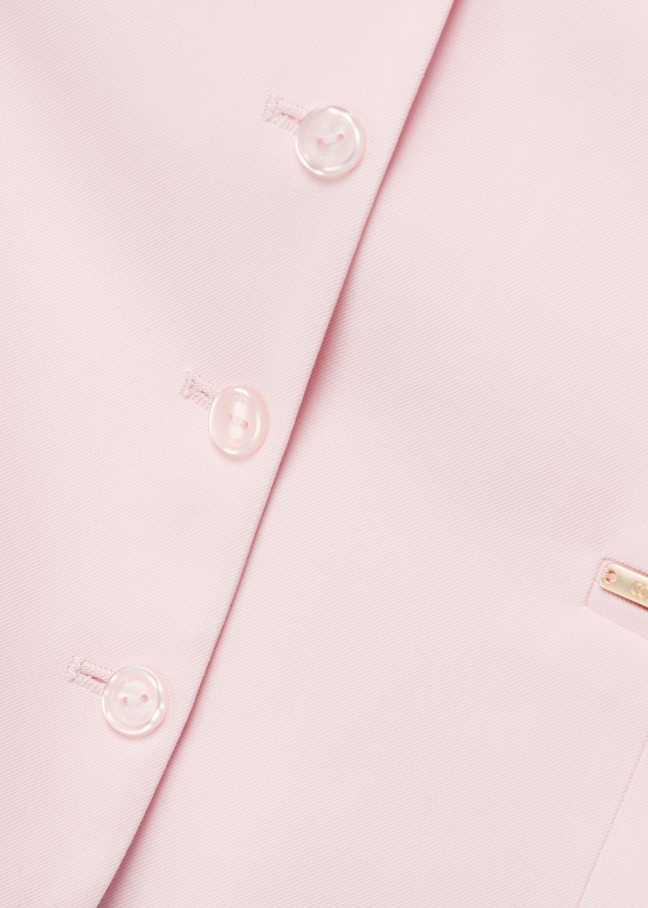 Jasnoróżowa kamizelka damska KAMDT-0032-5A(W26) - zbliżenie na detal, na białym tle. 