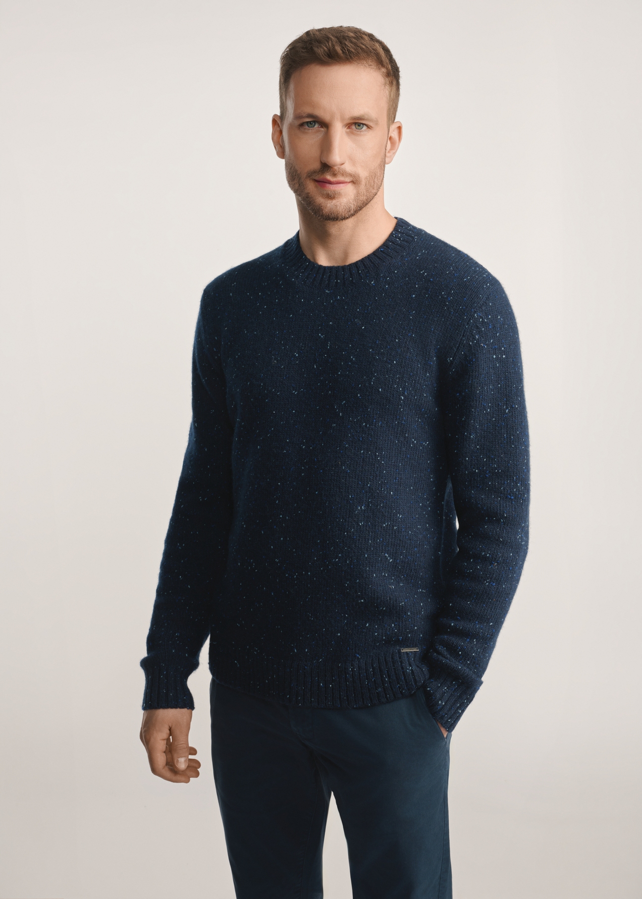 Granatowy sweter męski SWEMT-0173-68(Z25), widok produktu z przodu na modelu, widoczna cała sylwetka.