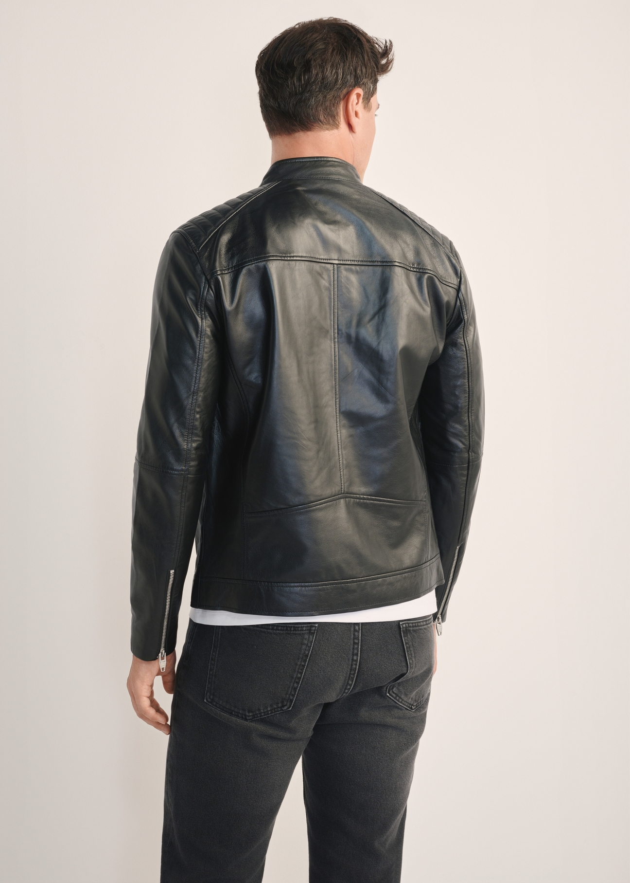 Skórzana kurtka męska ze stójką KURMS-0191A-5491(KS), widok produktu od tyłu na modelu, widoczna połowa sylwetki.