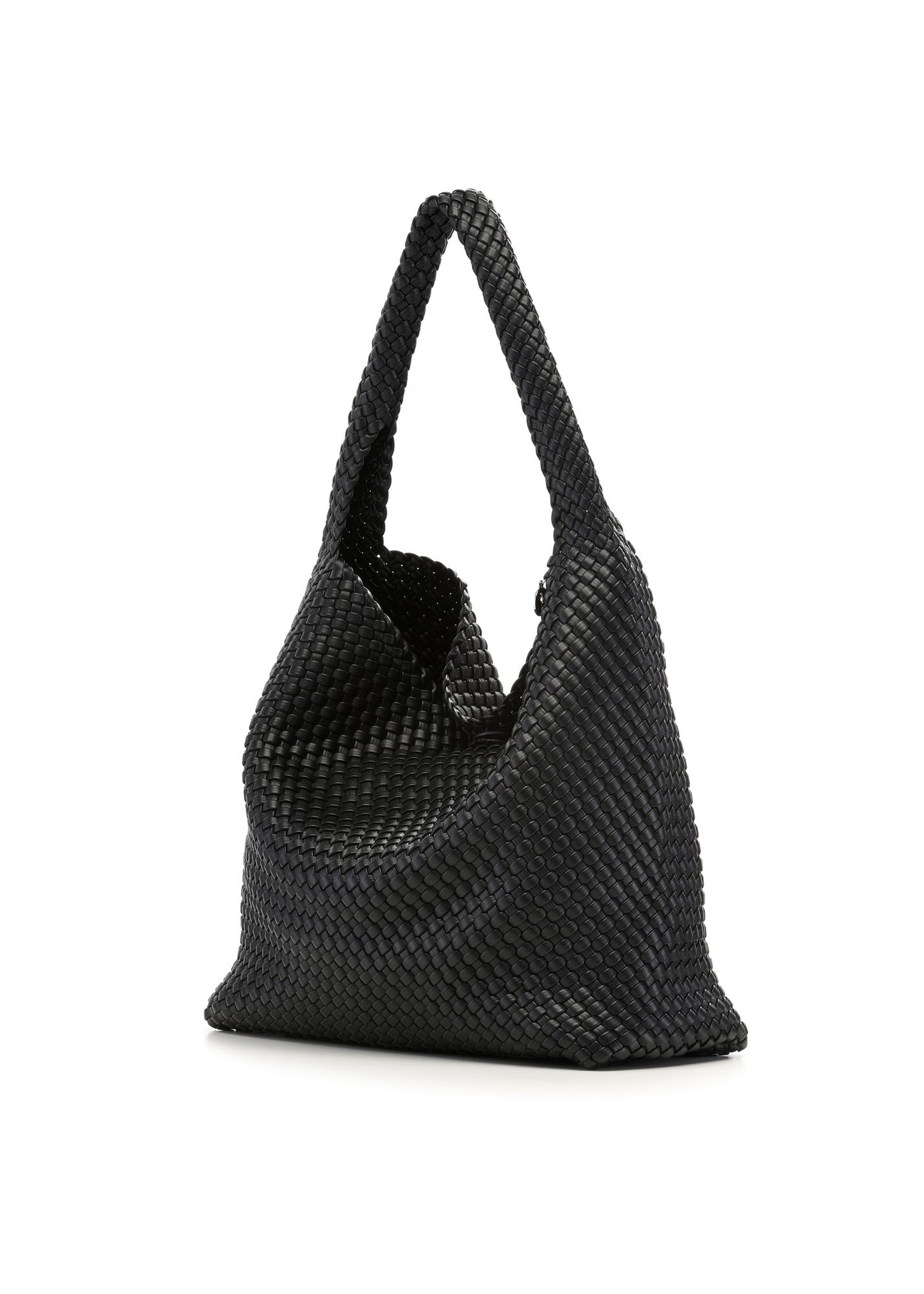 Czarna pleciona torebka shopper TOREC-1148-99(W26) - widok produktu po skosie, na białym tle. 