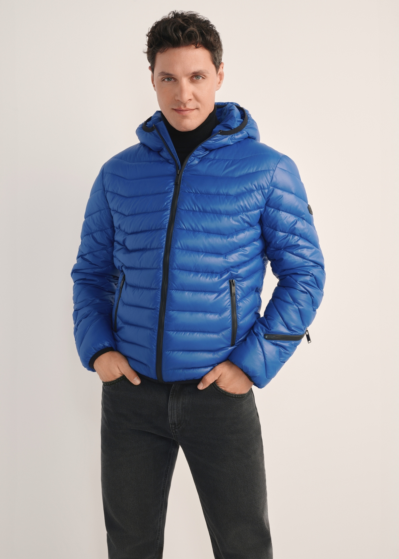 Kurtka męska w kolorze niebieskim KURMT-0380-61(Z25), widok produktu z przodu na modelu. Widoczna połowa sylwetki.