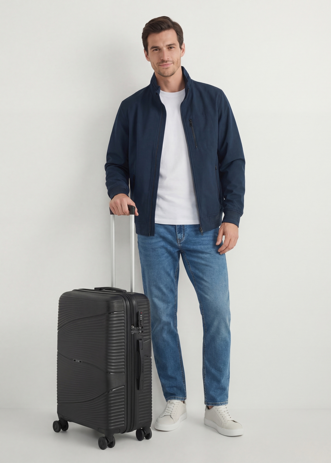 Walizka średnia na kółkach WALPP-0021-99-24(W25), widok produktu skosem przy modelu, widoczna cała modelka.