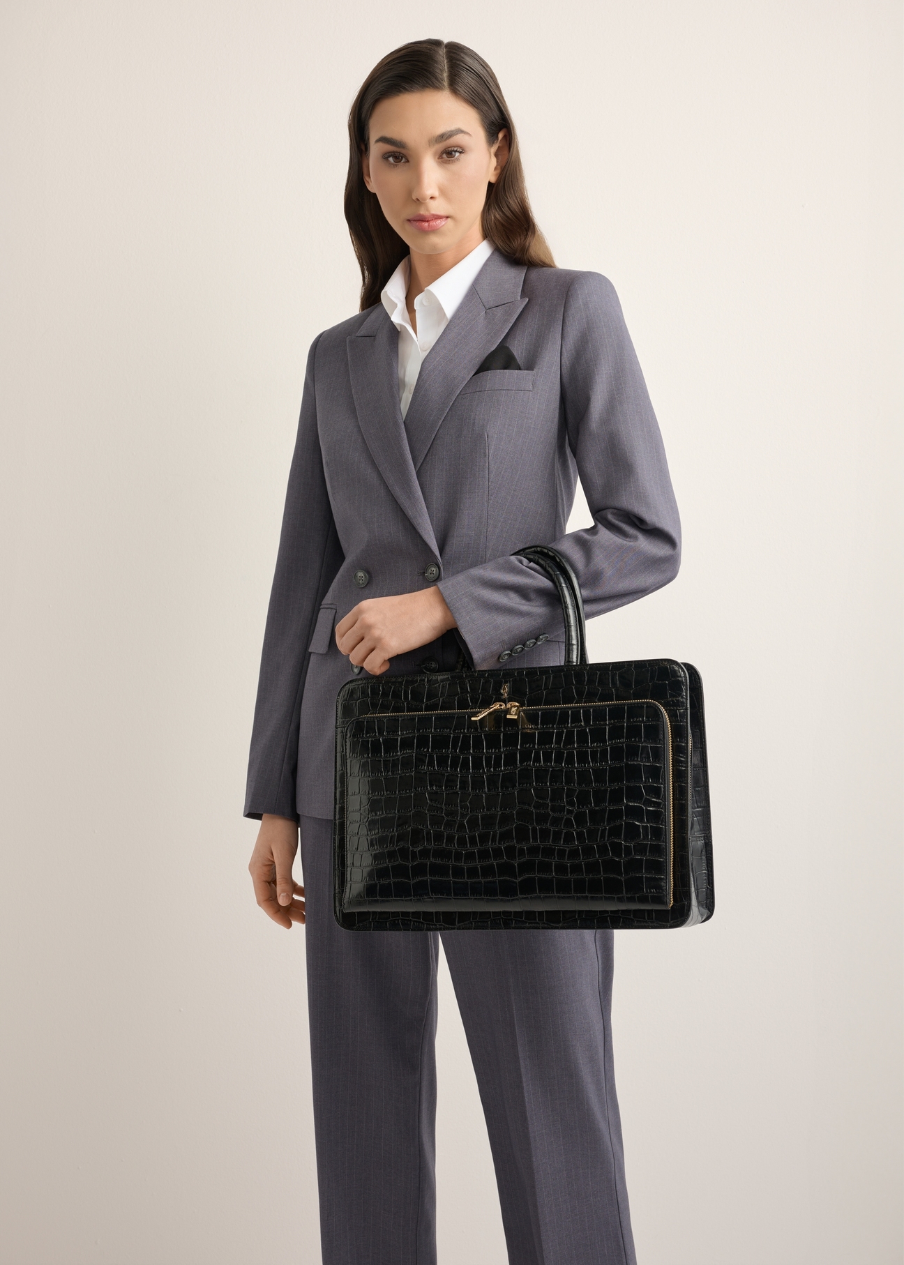 Skórzana czarna torba na laptopa croco TORES-1321-9G(Z26), widok produktu na ramieniu modelki, widoczna połowa sylwetki.