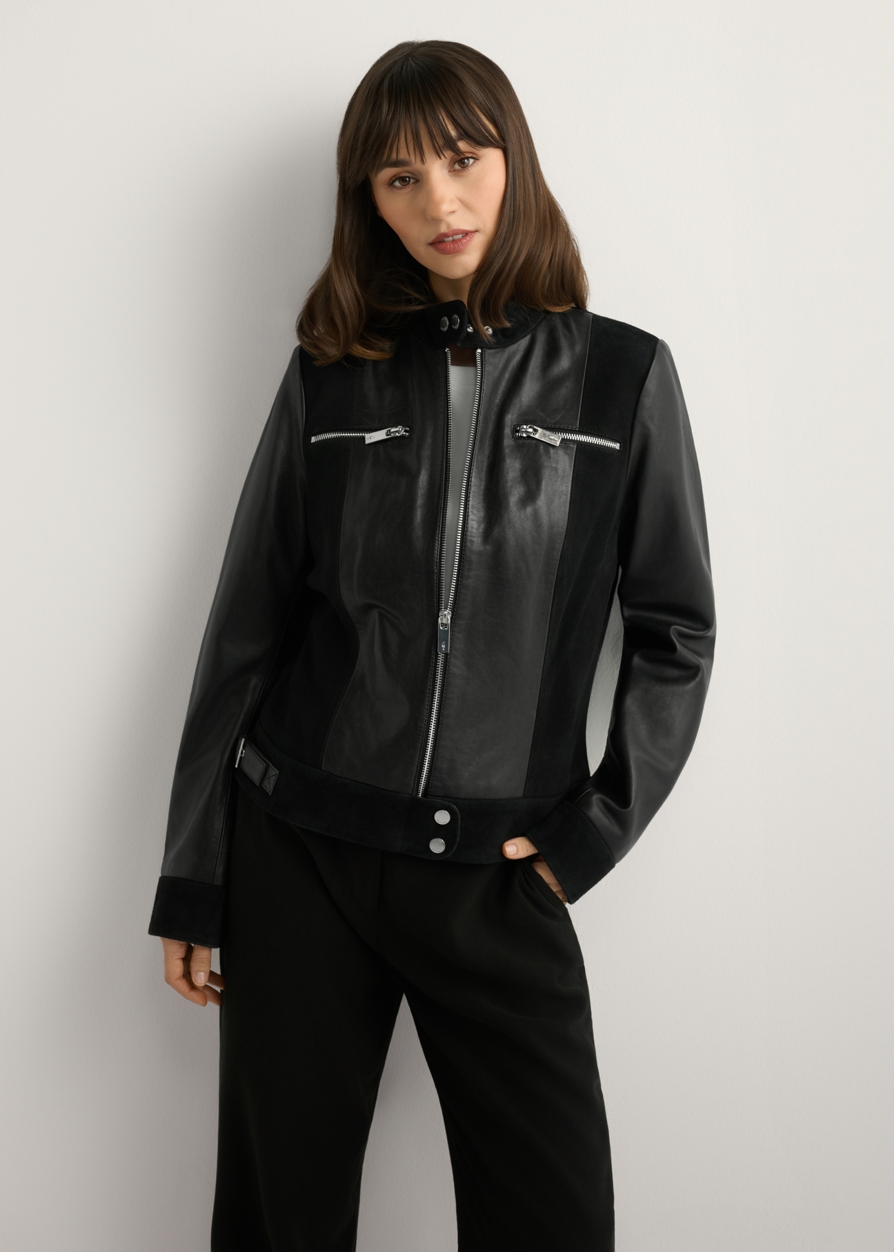 Czarna skórzana kurtka damska KURDS-0587-99(W26), widok produktu z przodu na modelce. Widoczna połowa sylwetki.