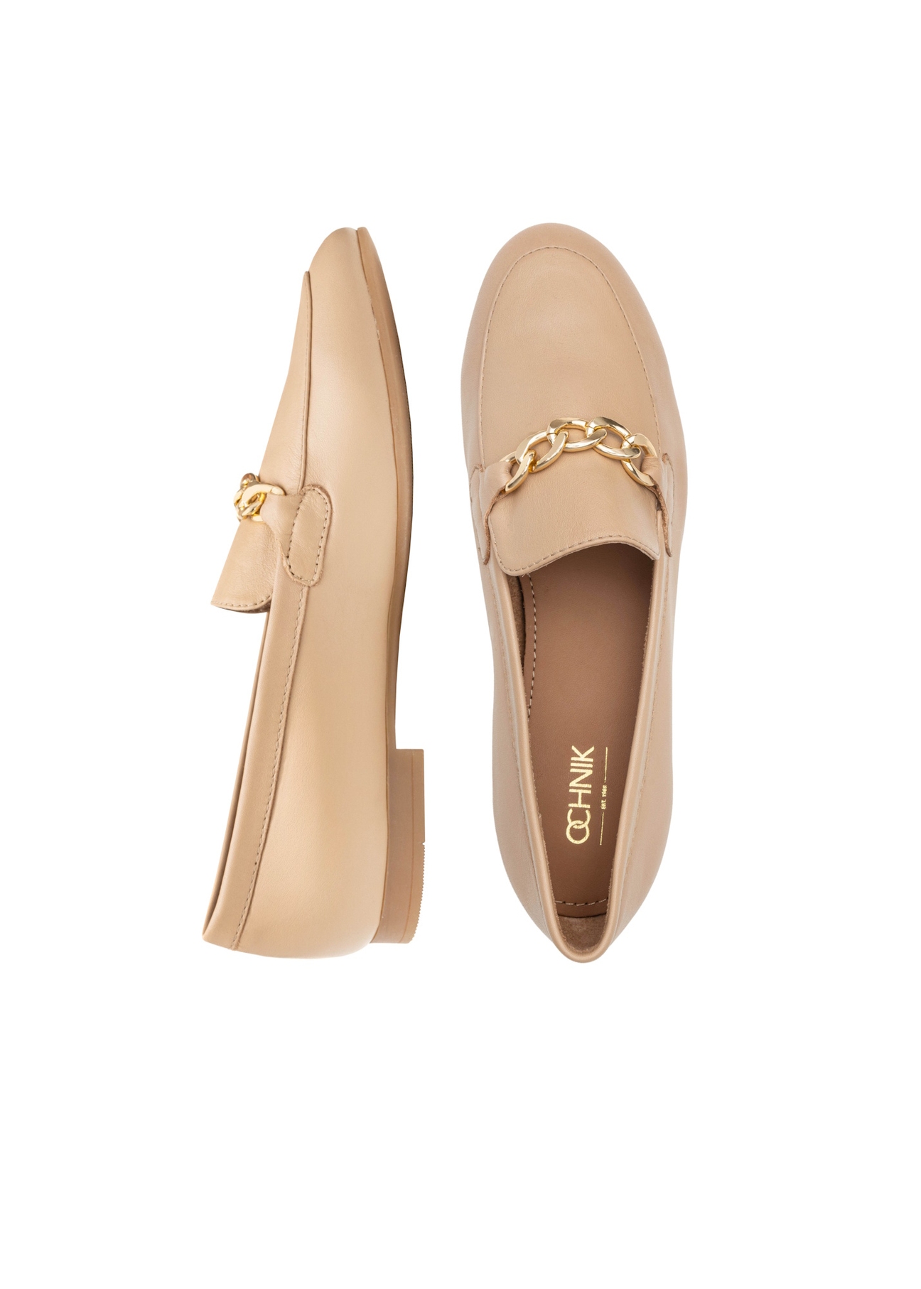 Skórzane ciemnobeżowe mokasyny damskie z łańcuszkiem BUTYD-0914A-1B(W26), widok produktu z góry na białym tle.