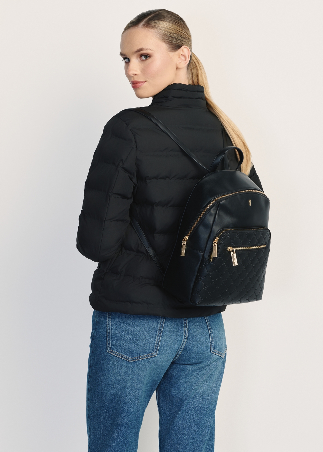 Czarny plecak damski z monogramem TOREC-1045-98(Z25)