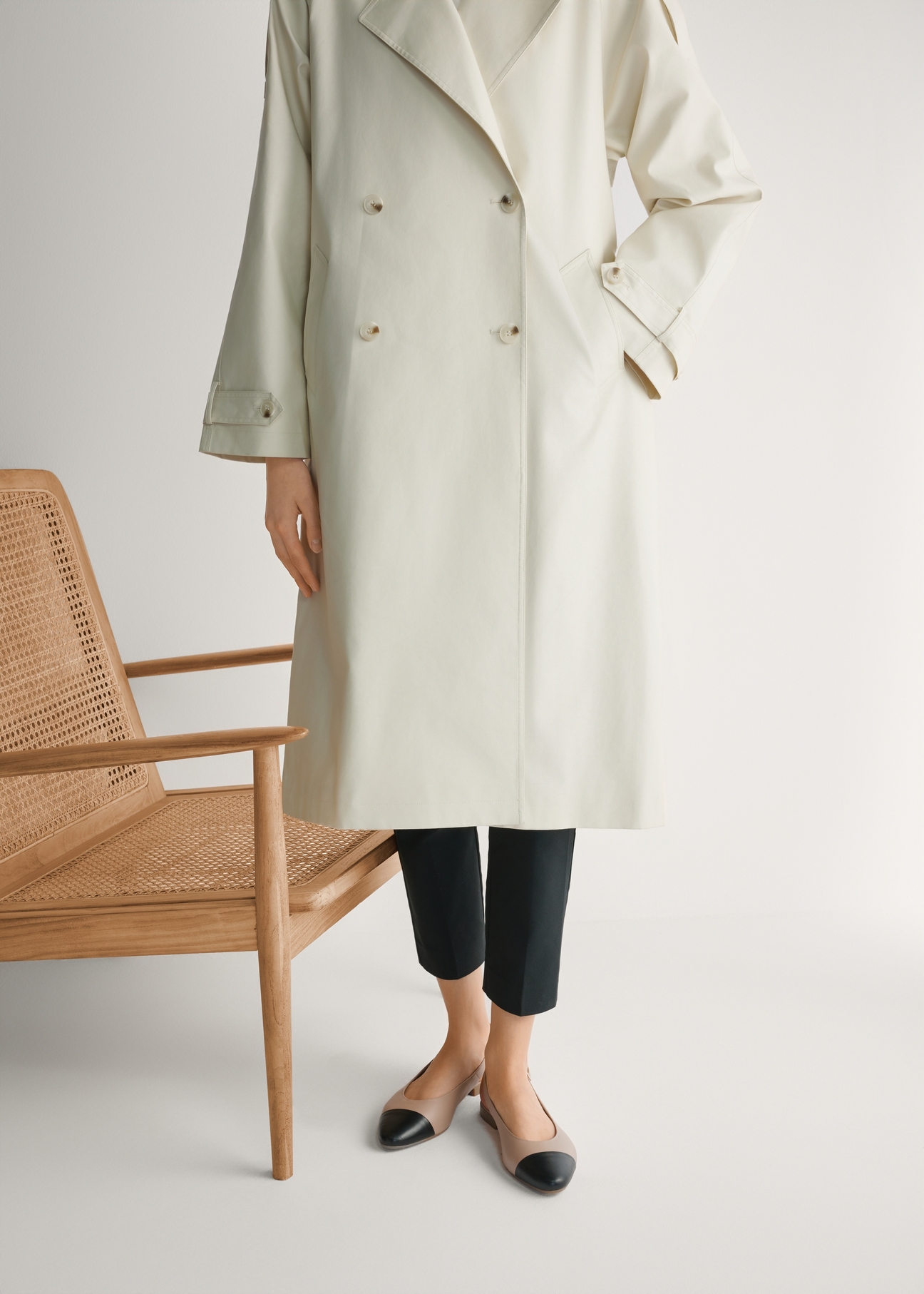 Skórzane beżowe baleriny bez piętki BUTYD-1052A-1B(W26), widok produktu z przodu na stopach modelki.