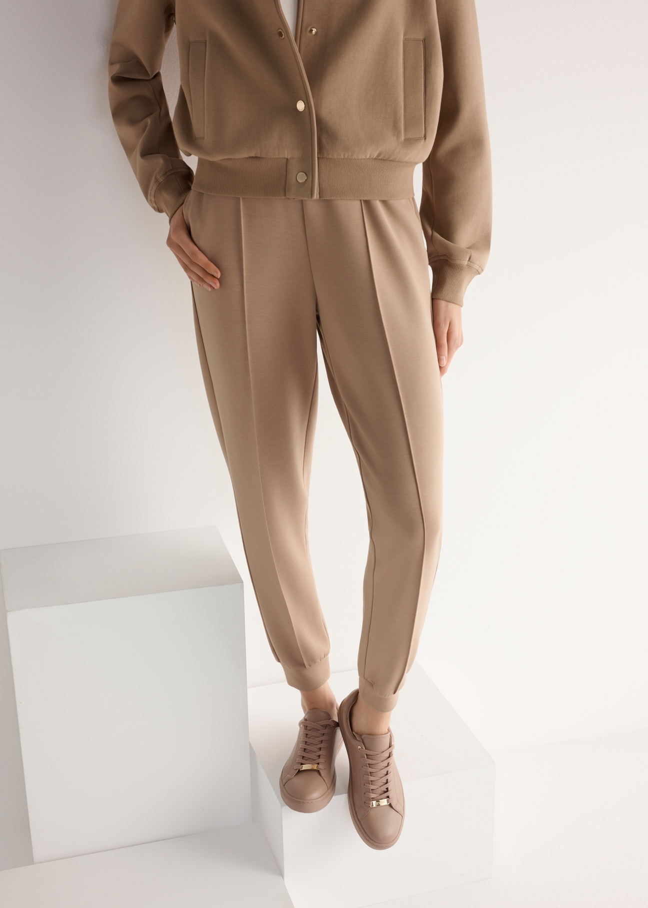 Różowe skórzane tenisówki damskie BUTYD-1068-5D(W26), widok produktu od przodu na modelce, widoczna połowa sylwetki.