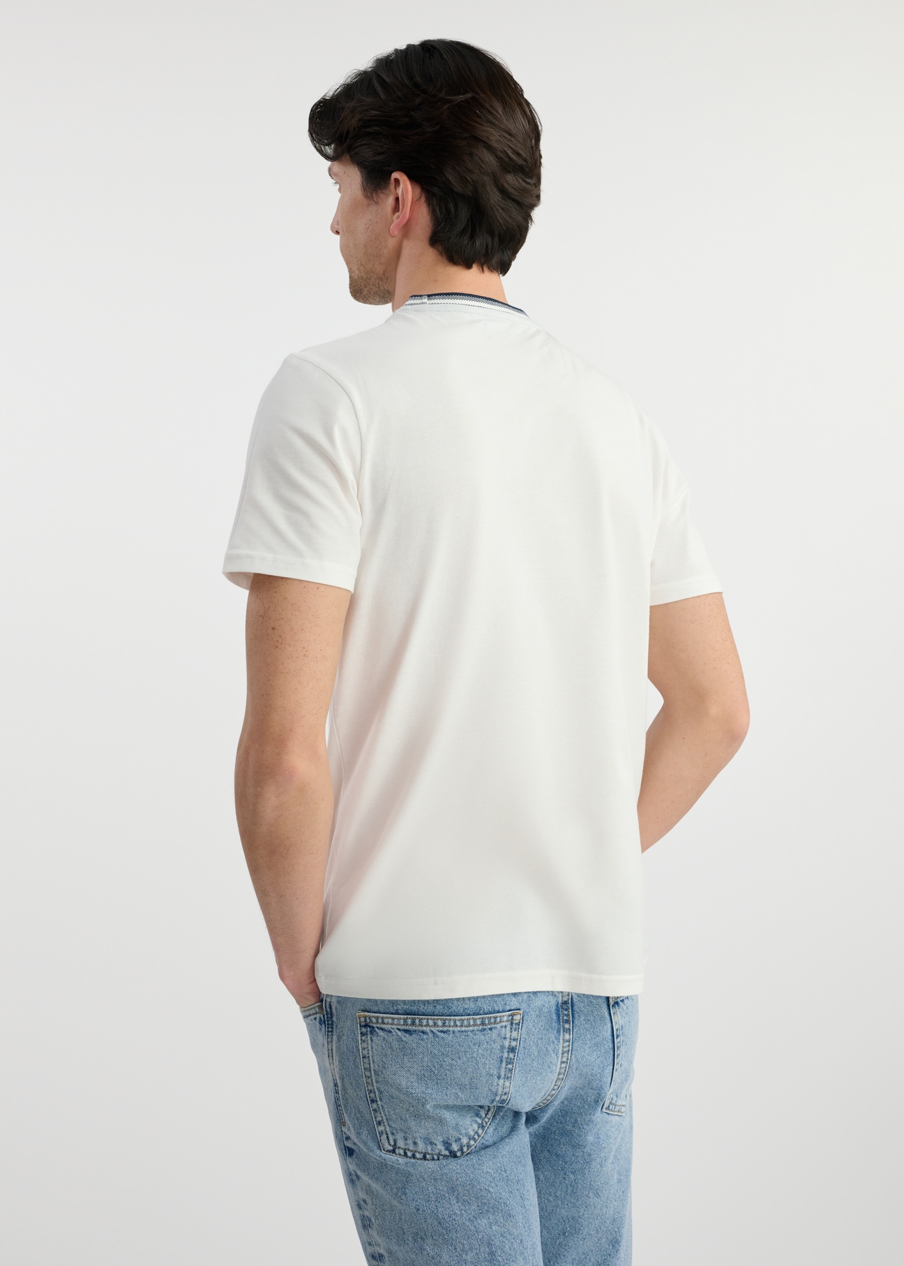 Biały T-shirt męski z bawełny TSHMT-0123-12(W25), widok produktu tyłem na modelu. Widoczna cała sylwetka.