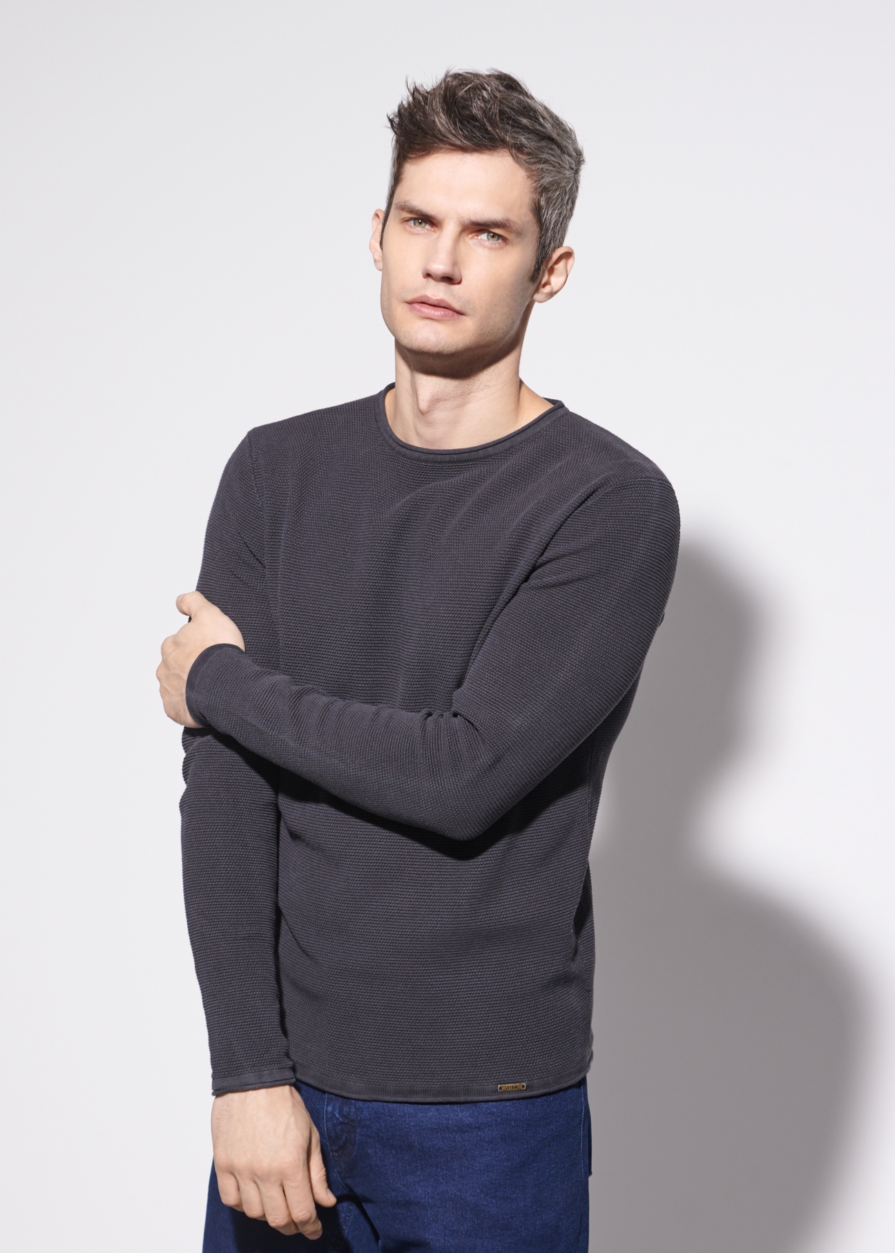 Grafitowy sweter męski basic SWEMT-0128-95(W23)-02
