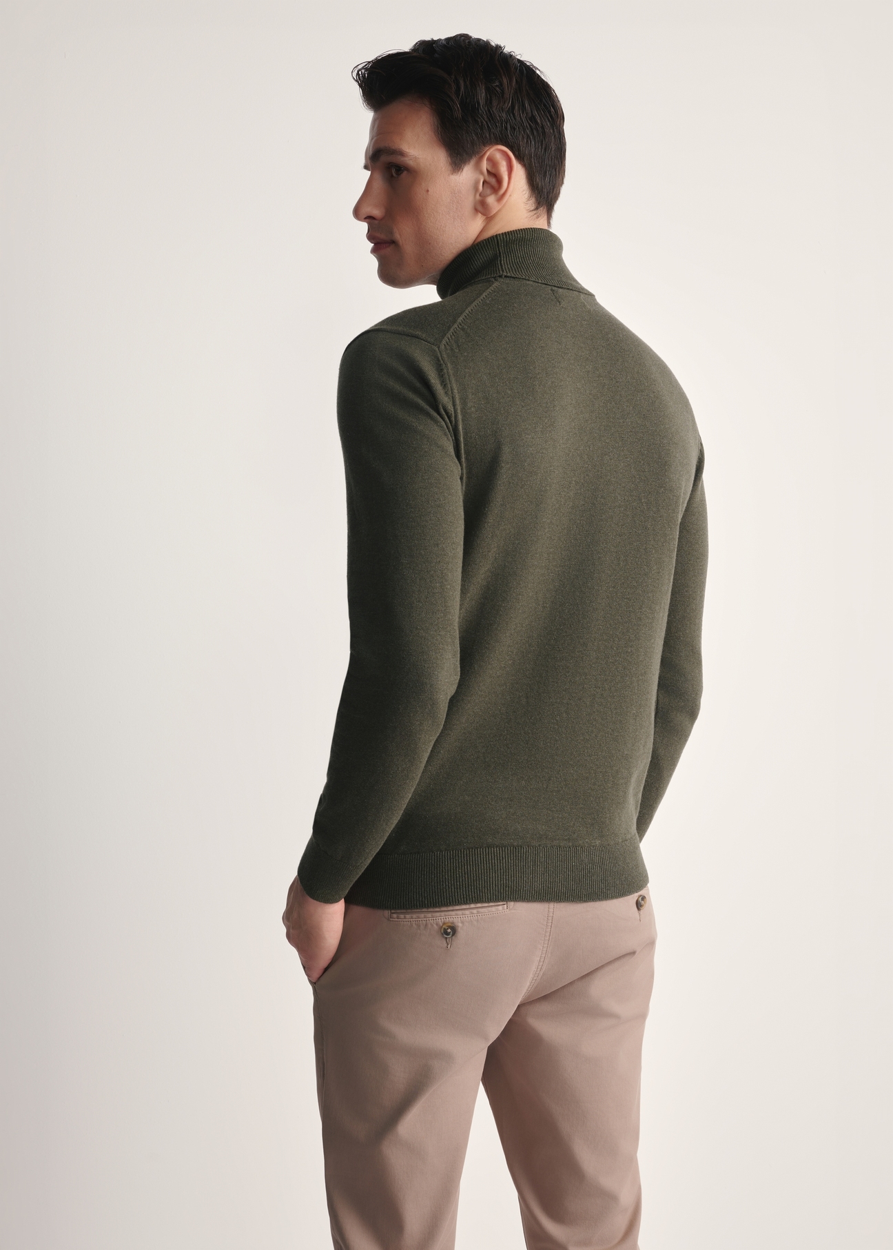 Sweter męski z golfem w kolorze khaki SWEMT-0095B-55(Z25), widok produktu od tyłuna modelu, widoczna połowa sylwetki.