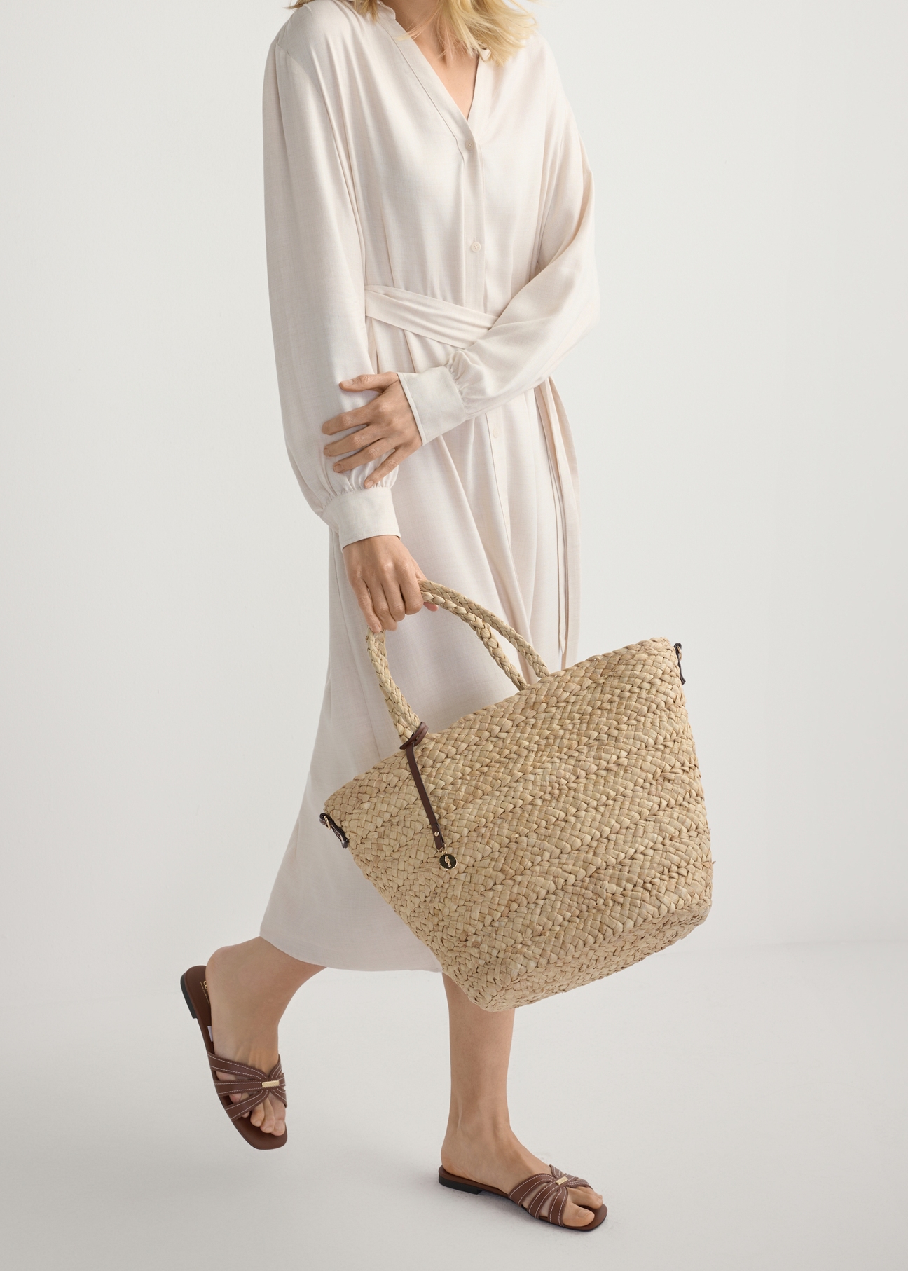 Camelowe klapki damskie z przeszyciami BUTYD-1223-1D(W26), widok produktu z boku na stopach modelki.