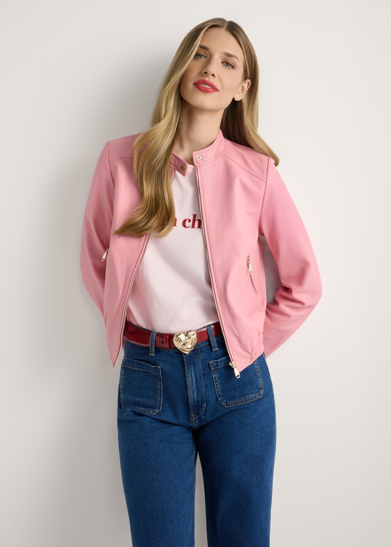 Różowa skórzana kurtka damska KURDS-0575-5B(W26), widok produktu z przodu na modelce. Widoczna połowa sylwetki.