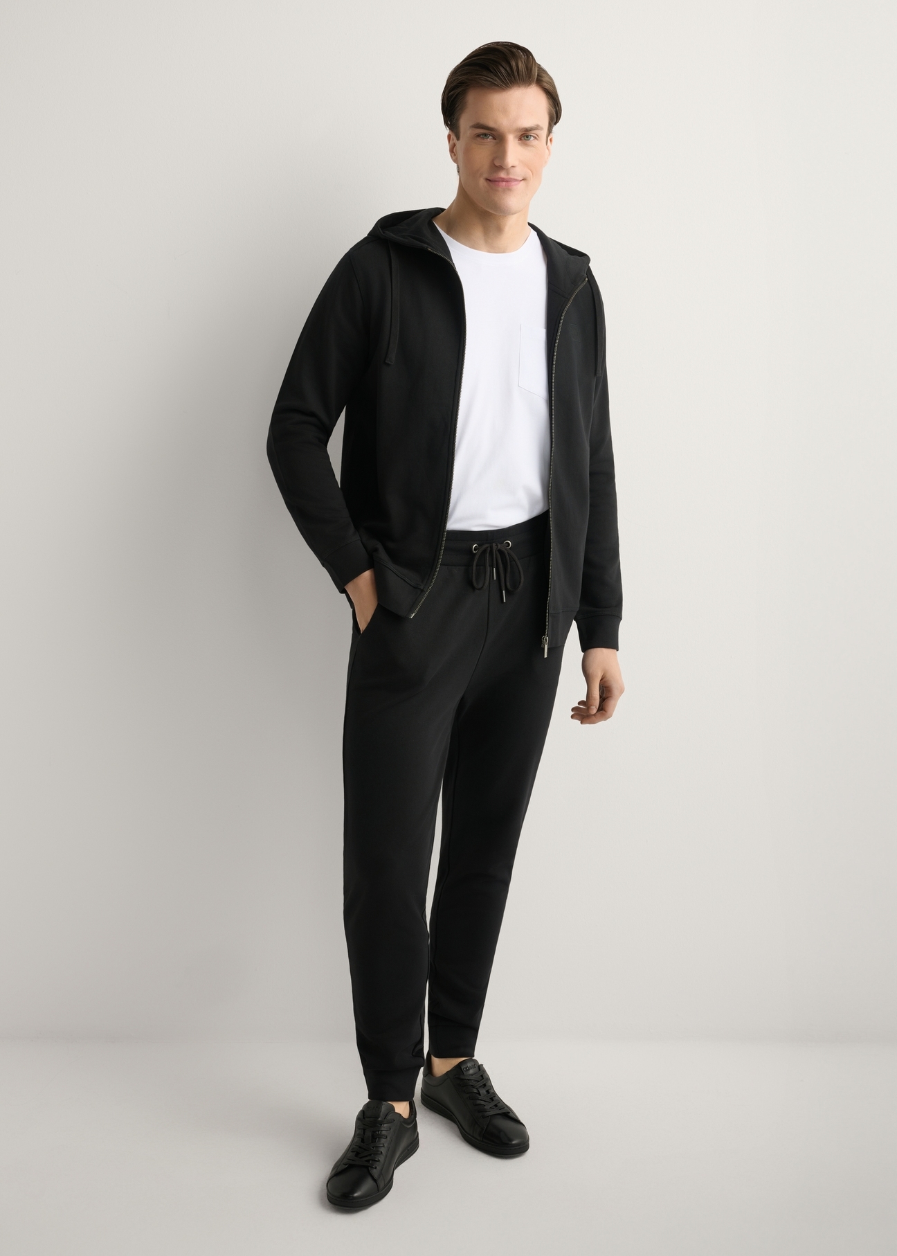 Czarna bluza męska z suwakiem BLZMT-0078-99(W26), widok produktu z przodu na modelu. Widoczna cała sylwetka.