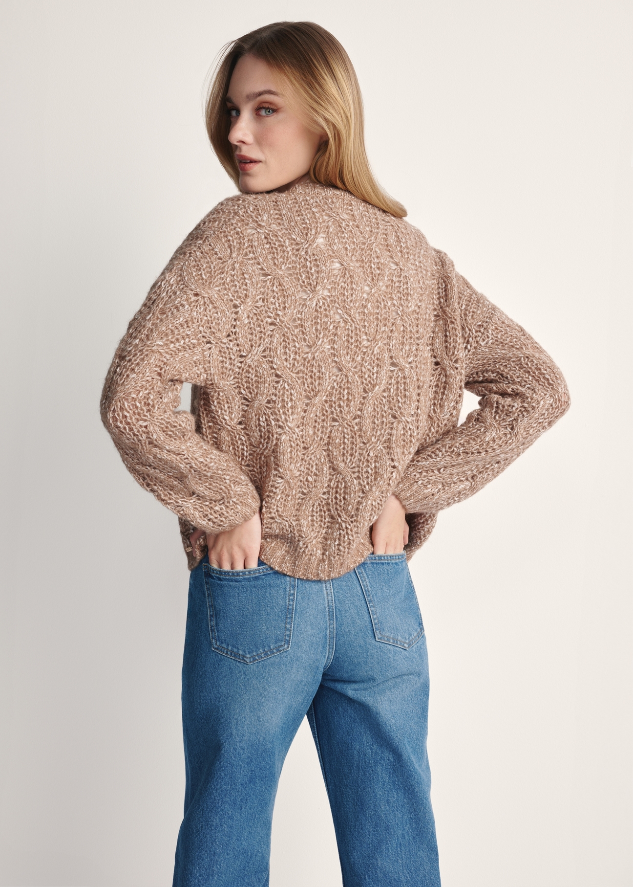 Kardigan damski w kolorze camelu KARDT-0054-24(Z25) - widok produktu z tyłu na białym tle. Widoczna połowa sylwetki.