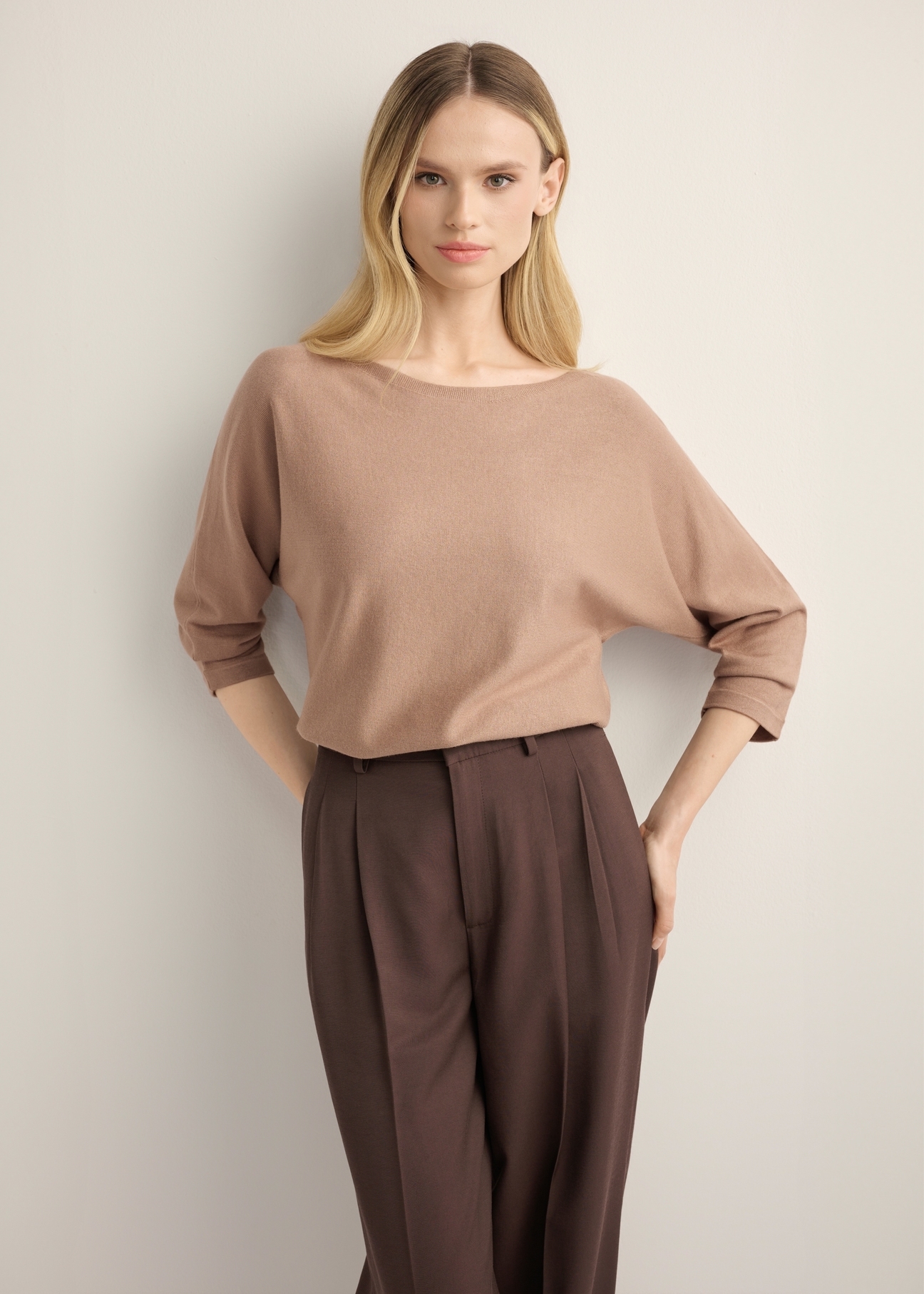 Bluzka damska w kolorze camelu BLUDT-0178-1D(Z26), widok produktu z przodu na modelce. Widoczna połowa sylwetki.
