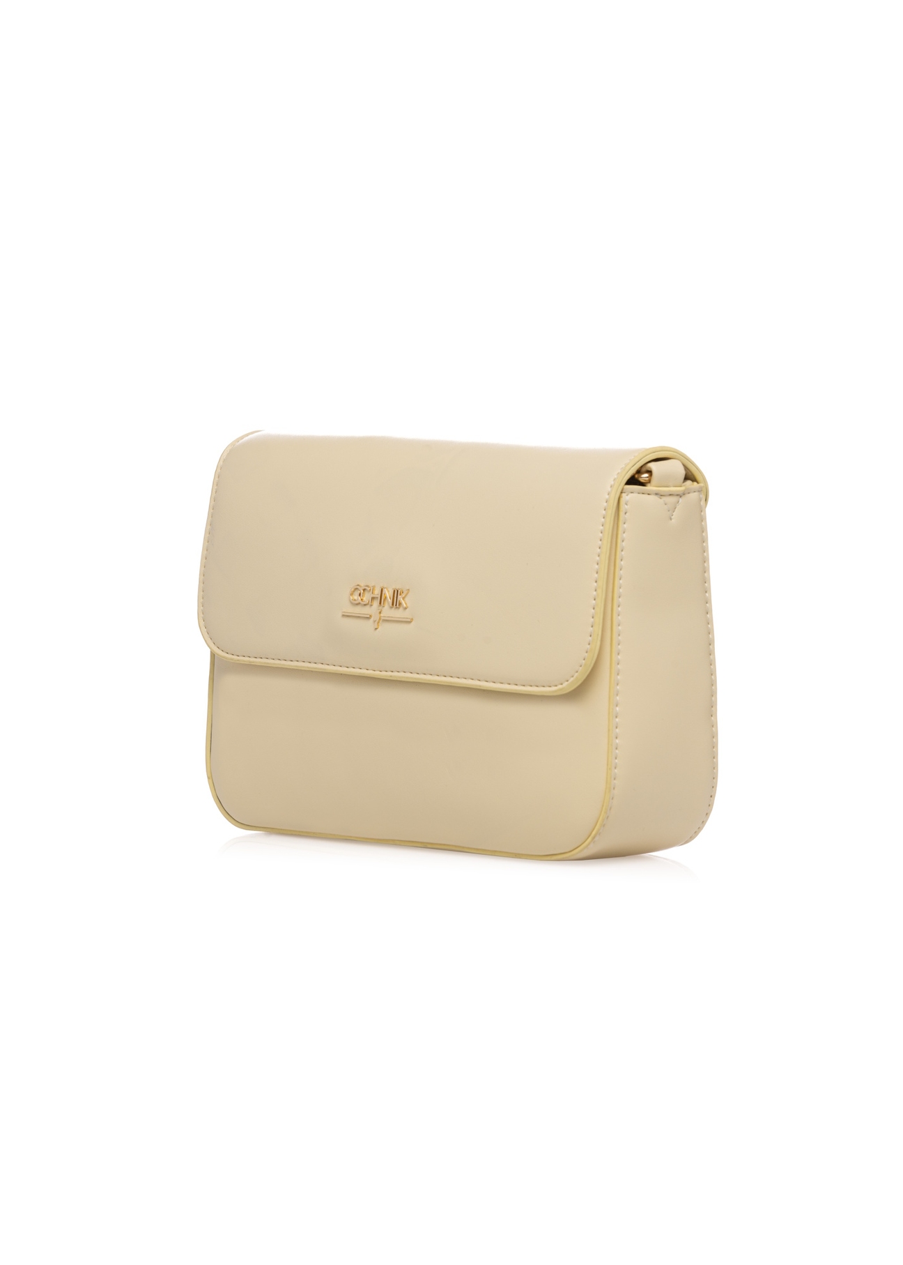 Jasnożółta listonoszka damska z łańcuszkiem TOREC-0767-2A(W26), widok produktu skosem na białym tle.