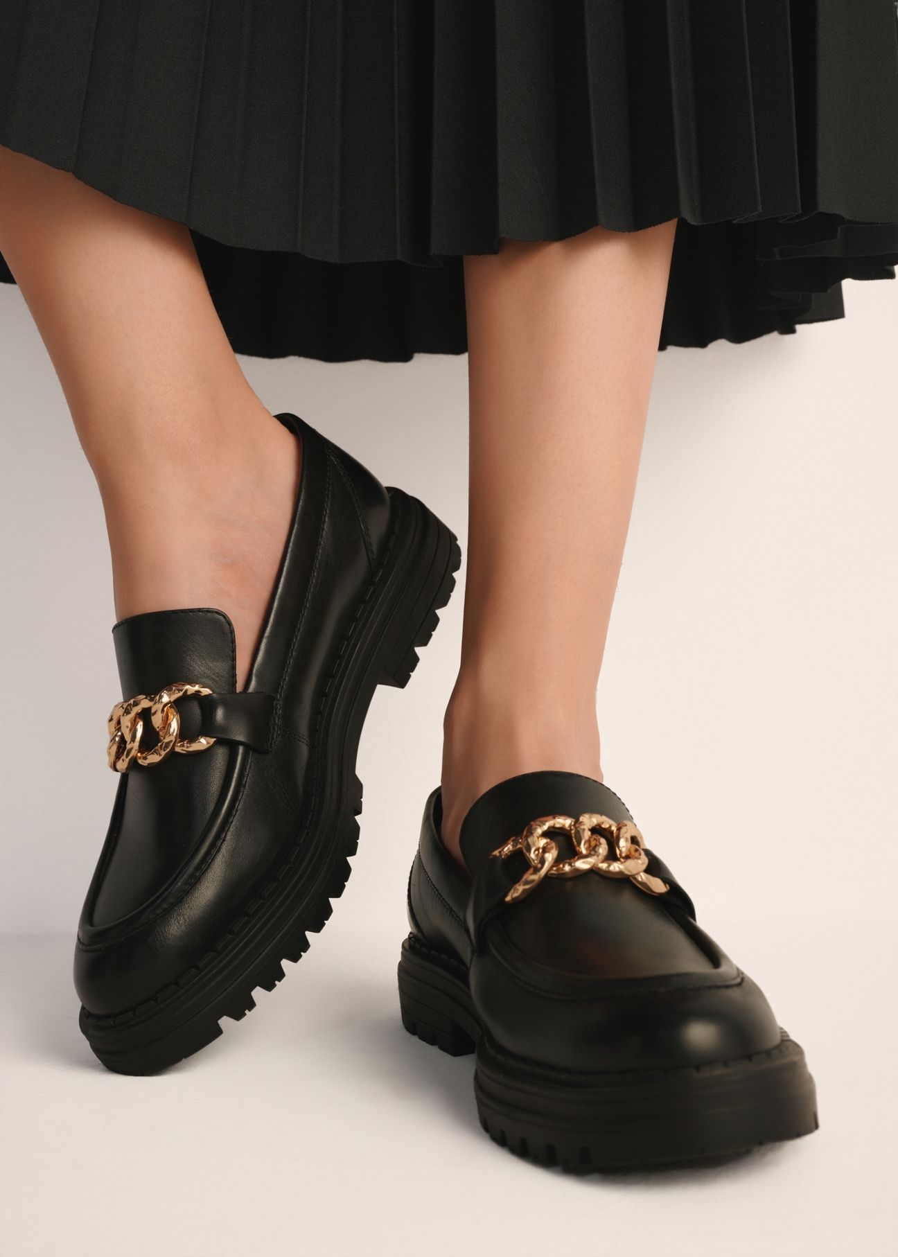 Skórzane loafersy damskie z łańcuchem BUTYD-1014-99(Z25)