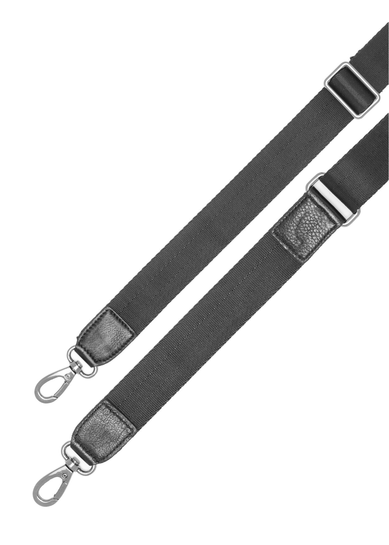 Czarna skórzana torba podróżna męska TORMS-0500-99(W26) - zbliżenie na detal, na białym tle. 