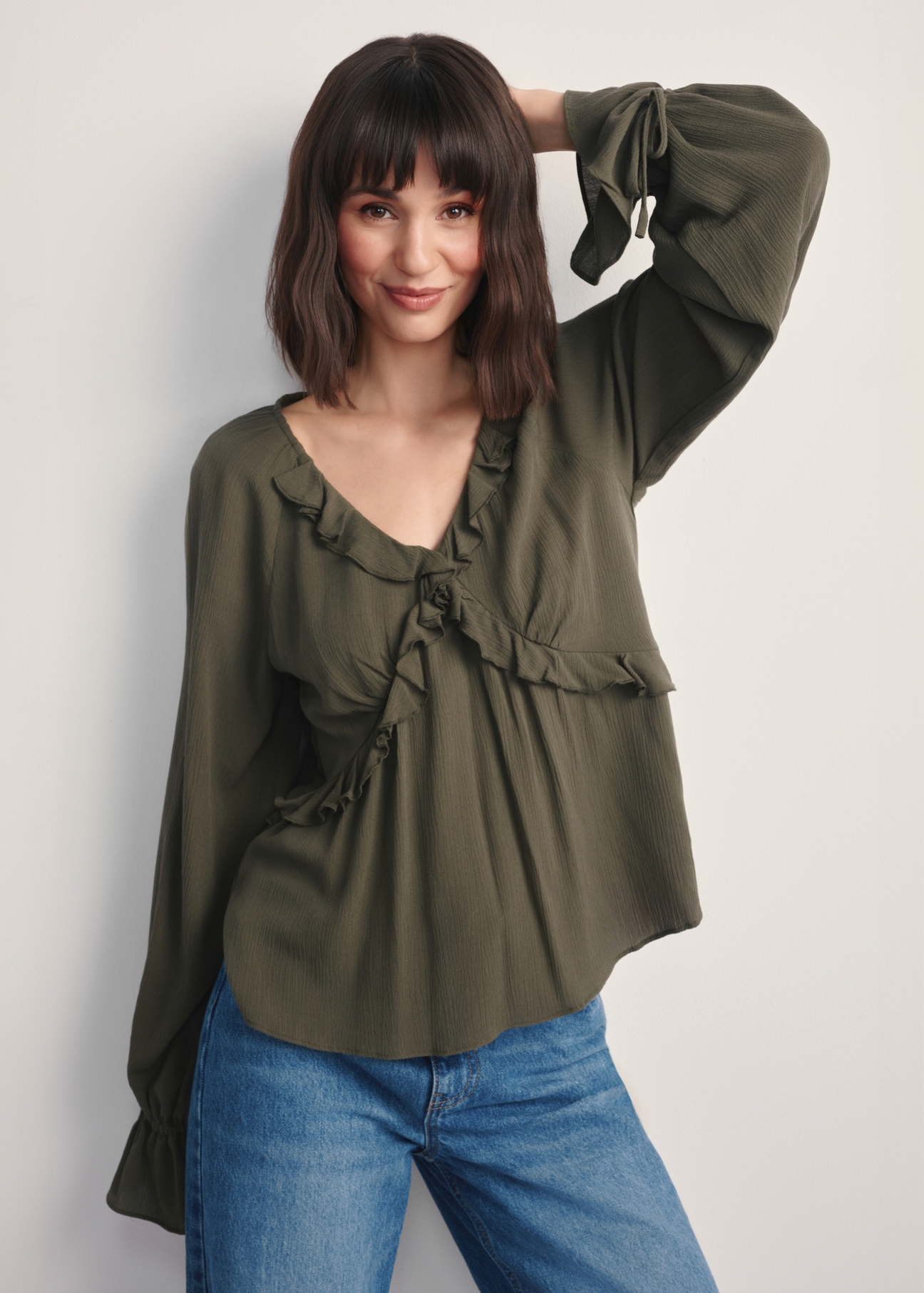 Bluzka damska w kolorze khaki BLUDT-0194-55(Z25), widok produktu przodem na modelce, widoczna połowa sylwetki.-02