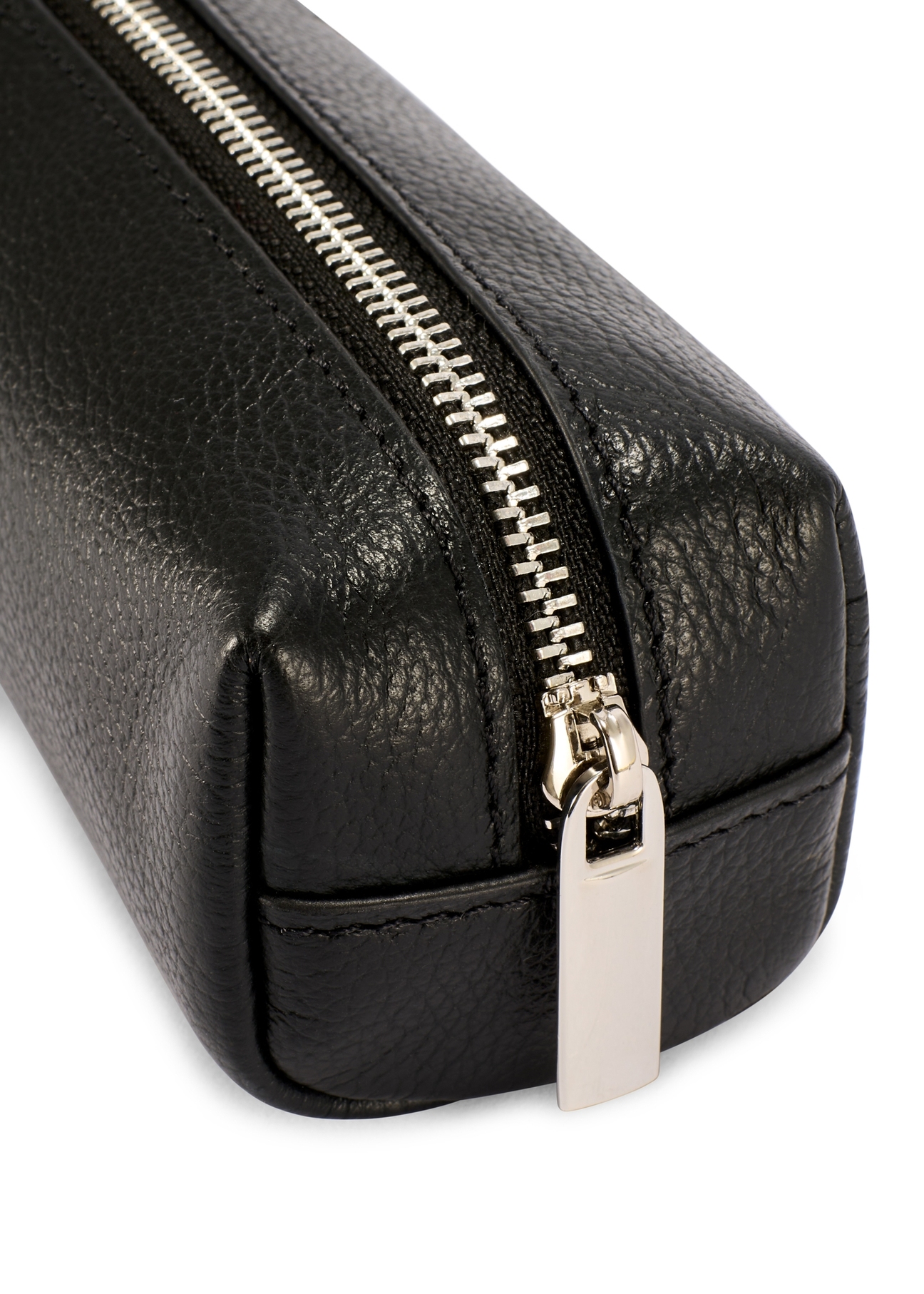 Czarne skórzane etui PORMS-0690-9I(W26) - zbliżenie na detal, na białym tle. 