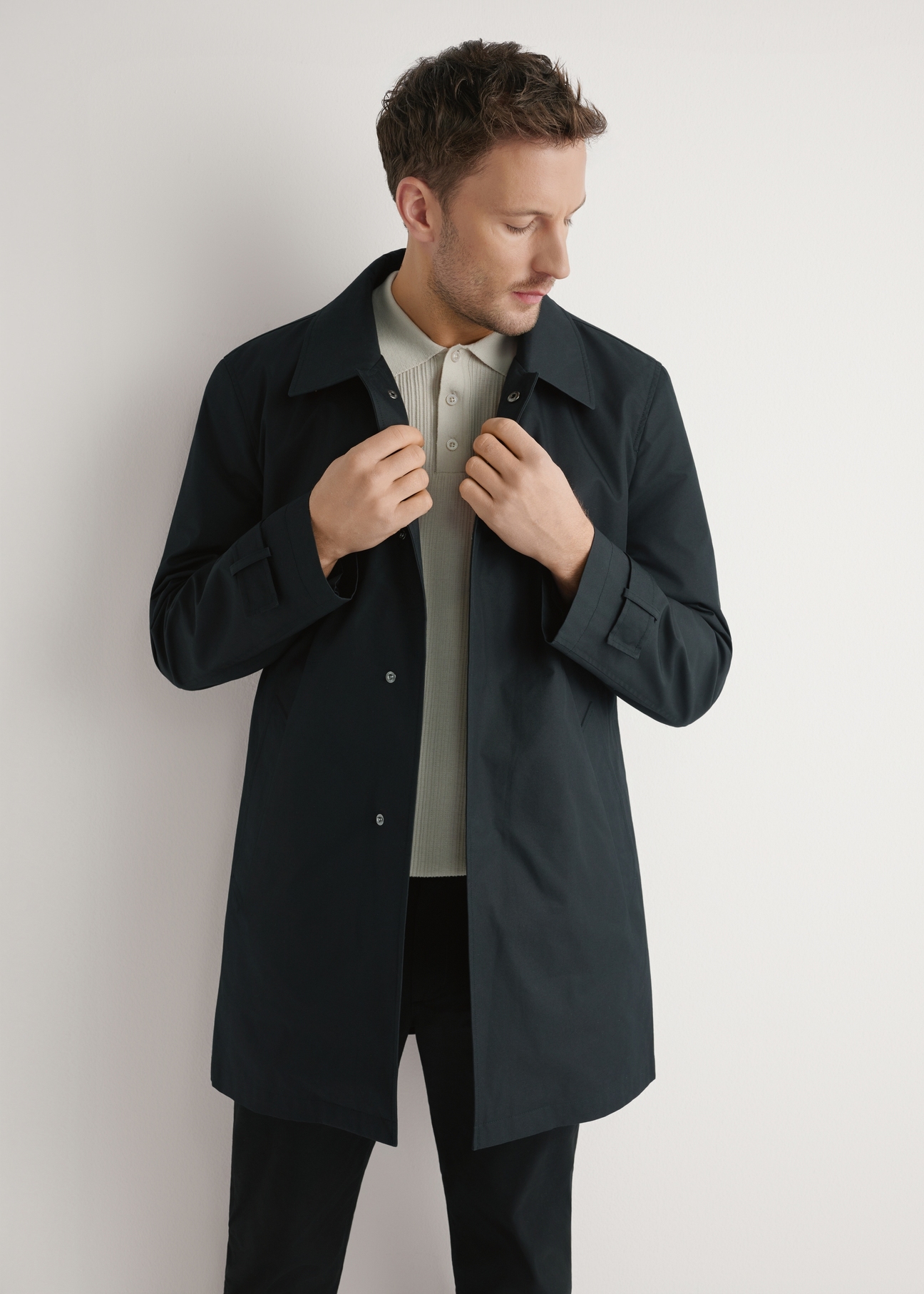 Czarna kurtka męska z ociepleniem KURMT-0408-99(W26), widok produktu z przodu na modelu. Widoczna połowa sylwetki.