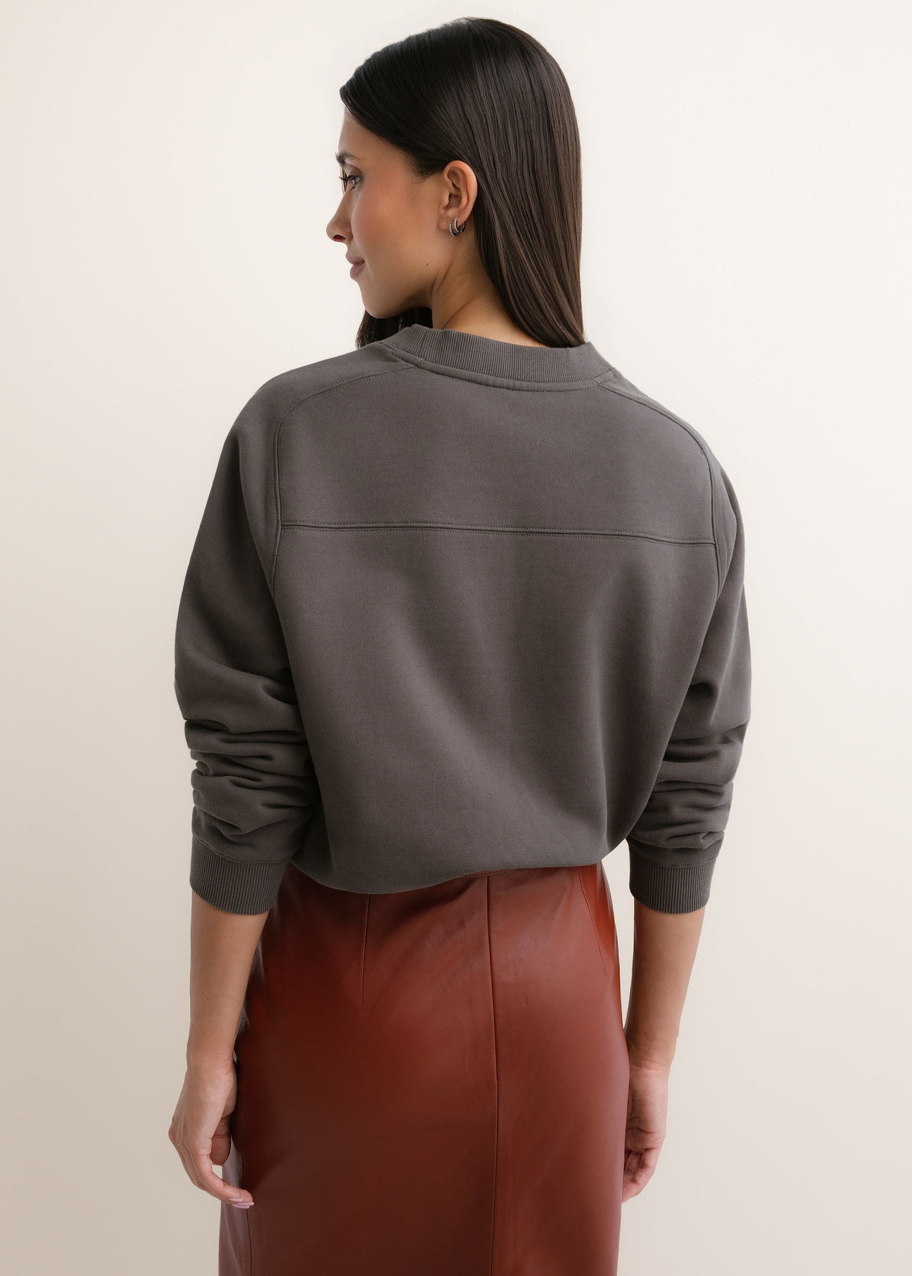 Bawełniana bluza damska w kolorze grafitu BLZDT-0123-9D(Z26), widok produktu z tyłu na modelce. Widoczna połowa sylwetki.