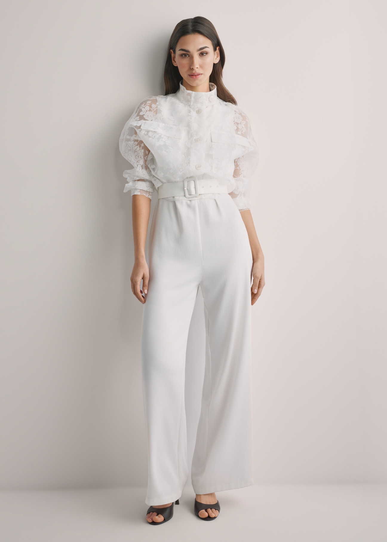 Biała koronkowa koszula damska KURDT-0637-0A(W26), widok produktu z przodu na modelce. Widoczna cała sylwetka.