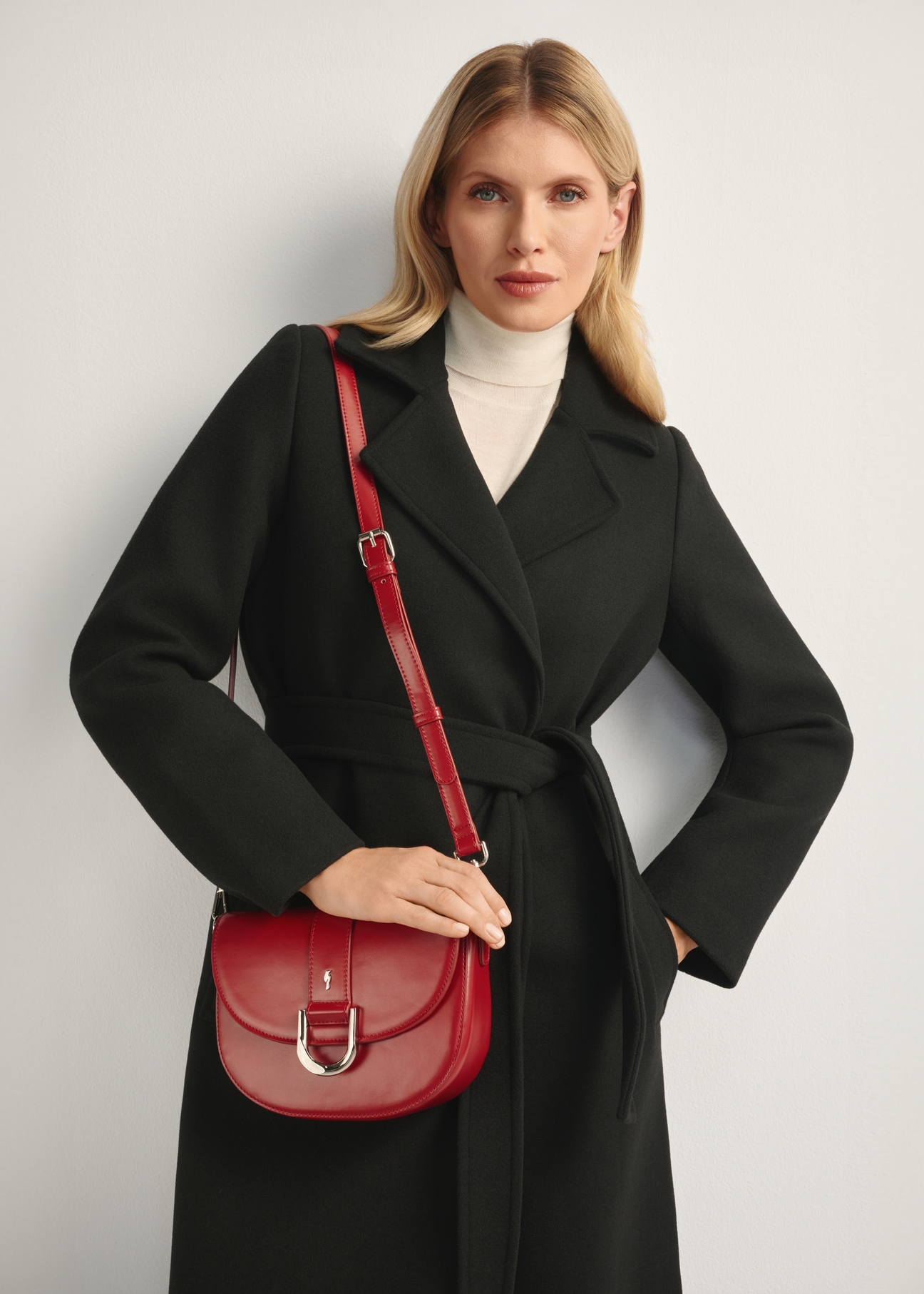 Czerwona klasyczna torebka damska TOREC-0879B-41(Z25), widok produktu przodem na modelce, widoczna połowa sylwetki.