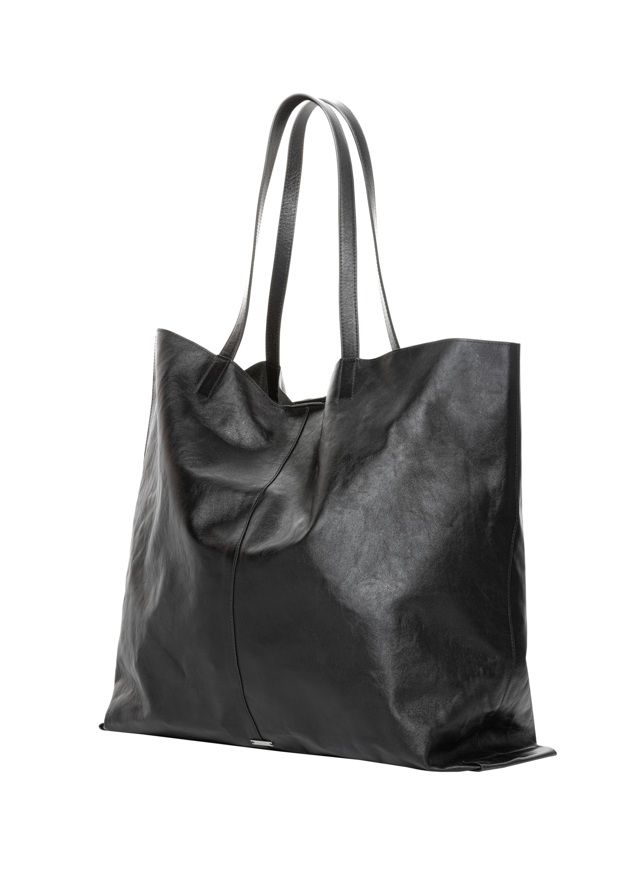 Czarna duża skórzana torebka shopper TORES-1354-99(Z26), widok produktu skosem na białym tle.