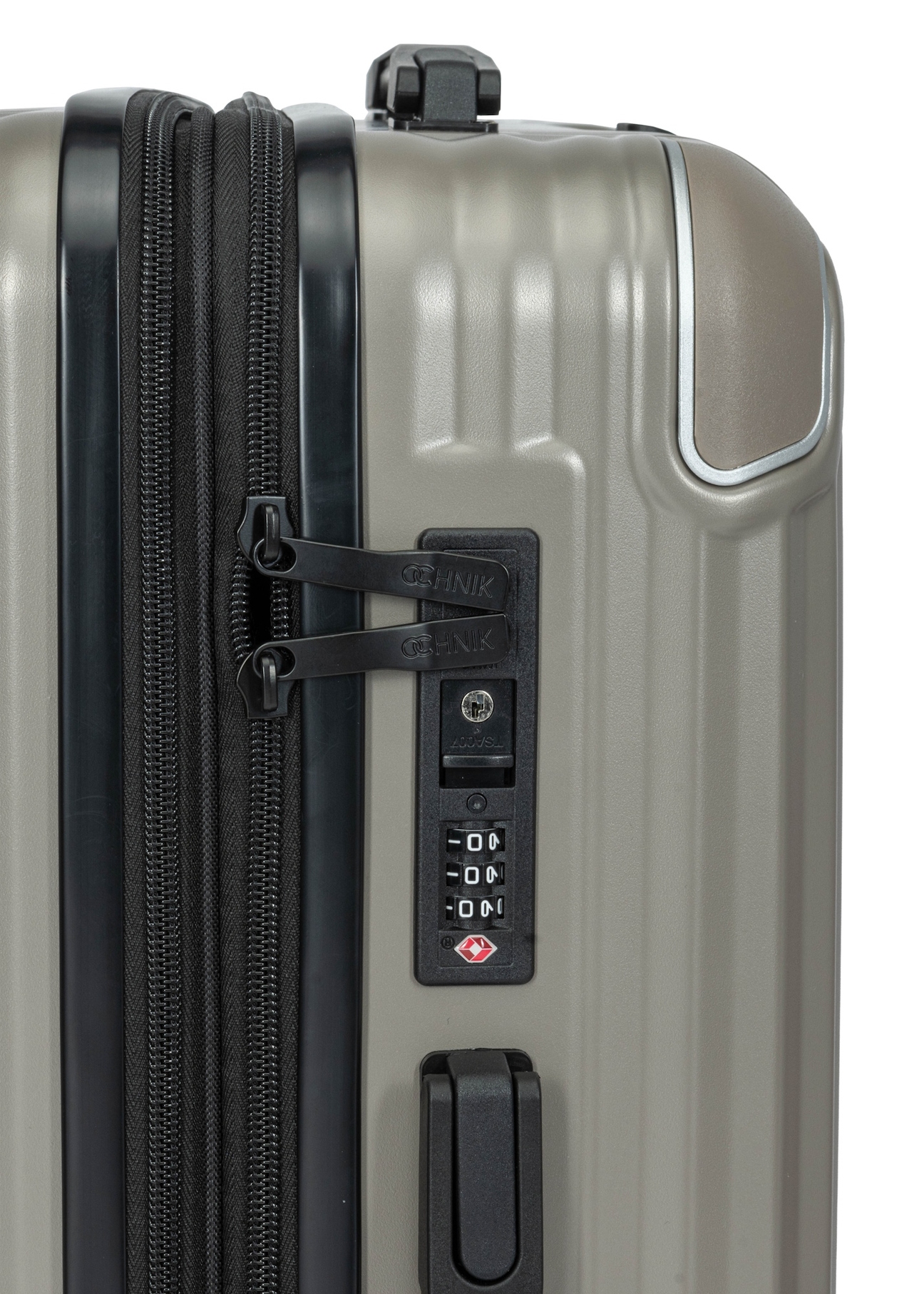 Walizka średnia na kółkach WALAB-0073-2X-24(W26), widok zamka produktu na białym tle.