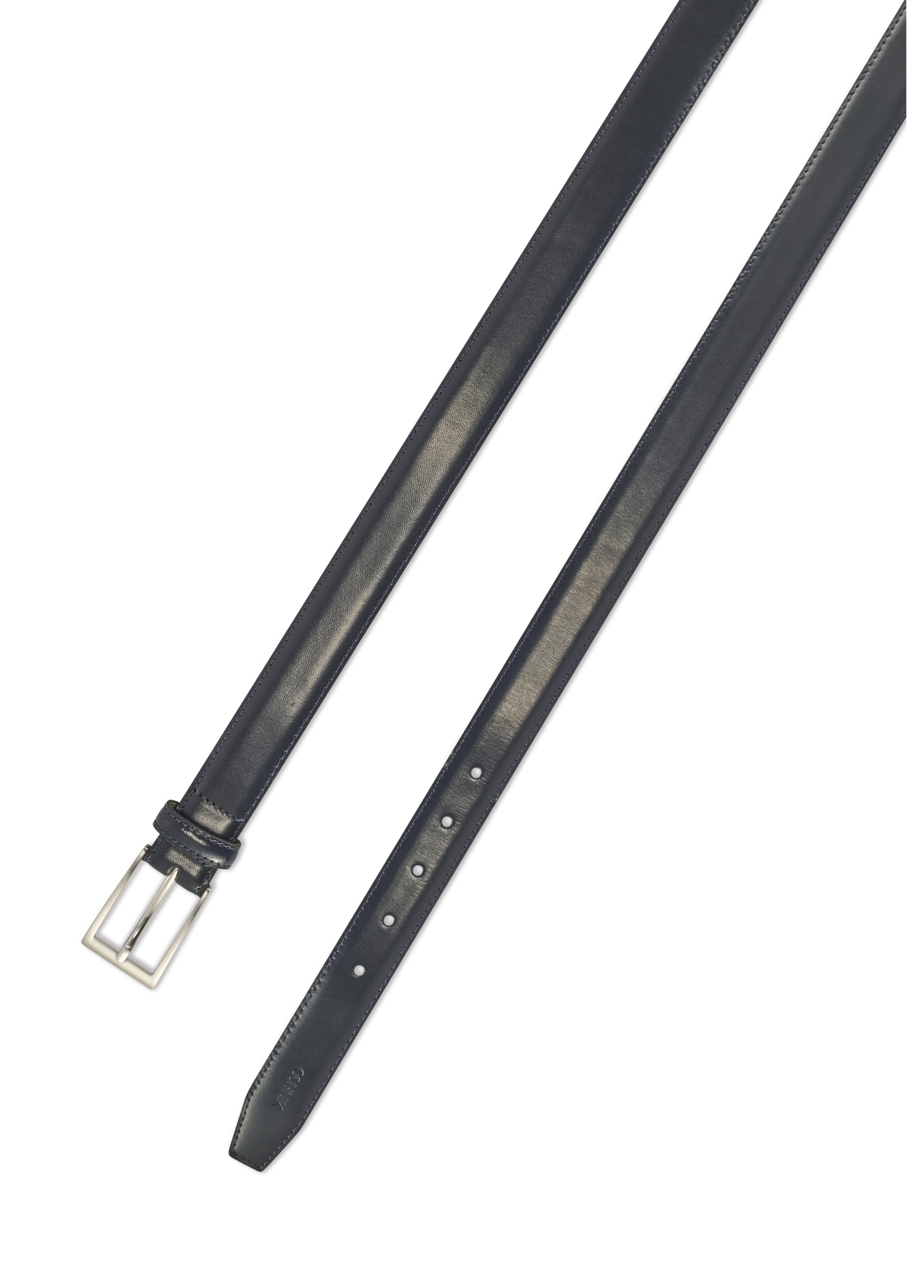 Granatowy skórzany pasek męski PASMS-0244-69(Z25), widok na zapięcie produktu na białym tle.