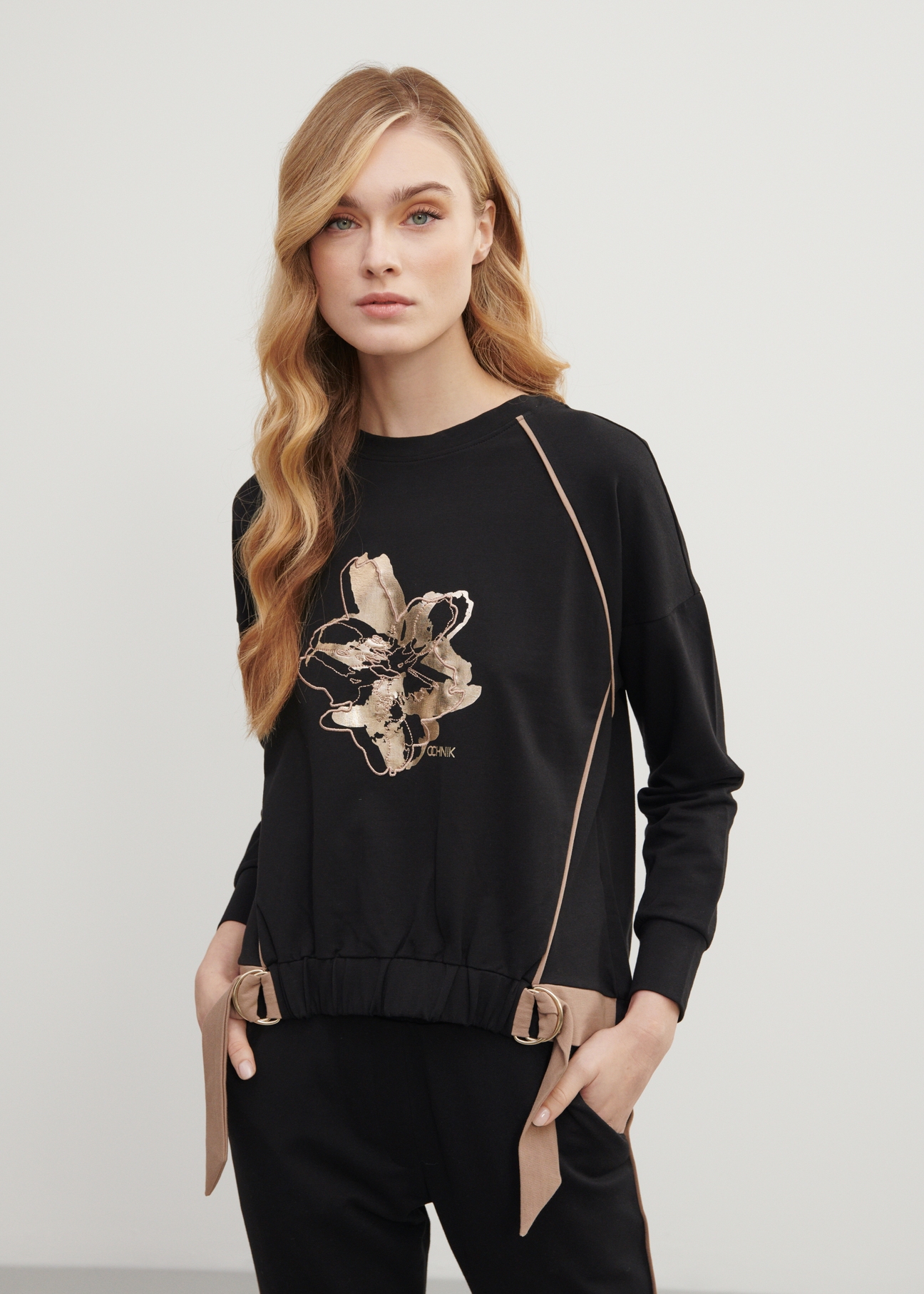 Czarna bluza damska  z nadrukiem BLZDT-0083-99(W23)-01