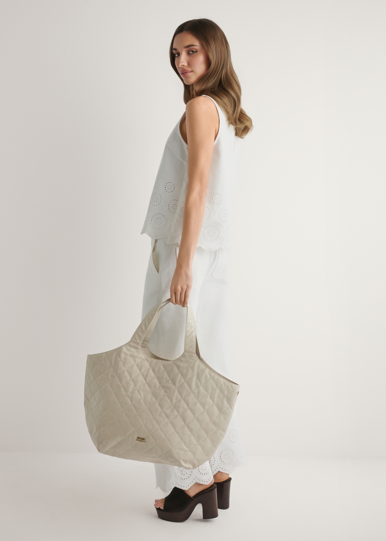 Skórzana duża pikowana torebka damska TORES-1306-0B(W26), widok produktu z przodu w dłoni modelki.