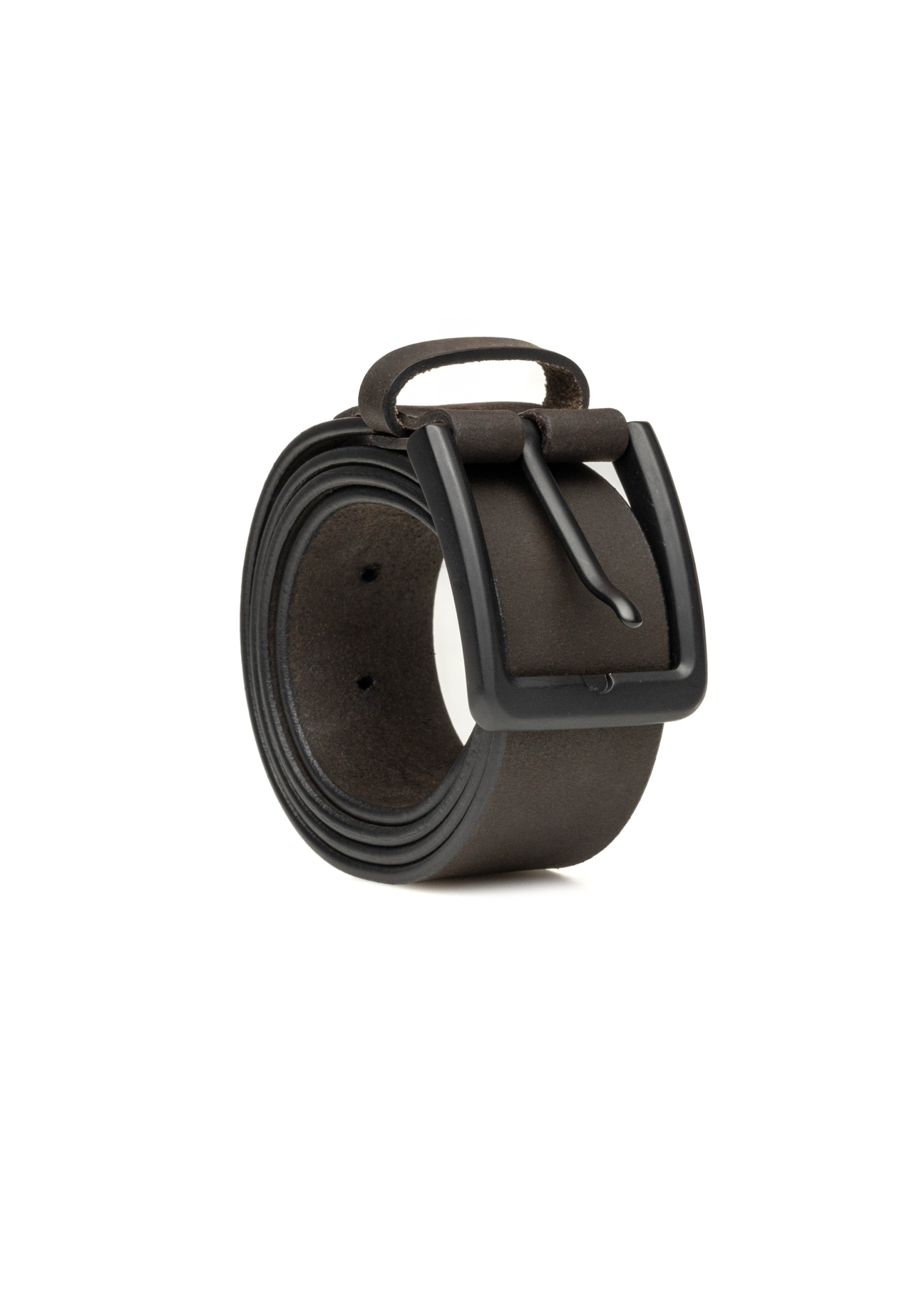 Brązowy zamszowy pasek męski PASMS-0281-1I(W26) - widok produktu po skosie, na białym tle. 