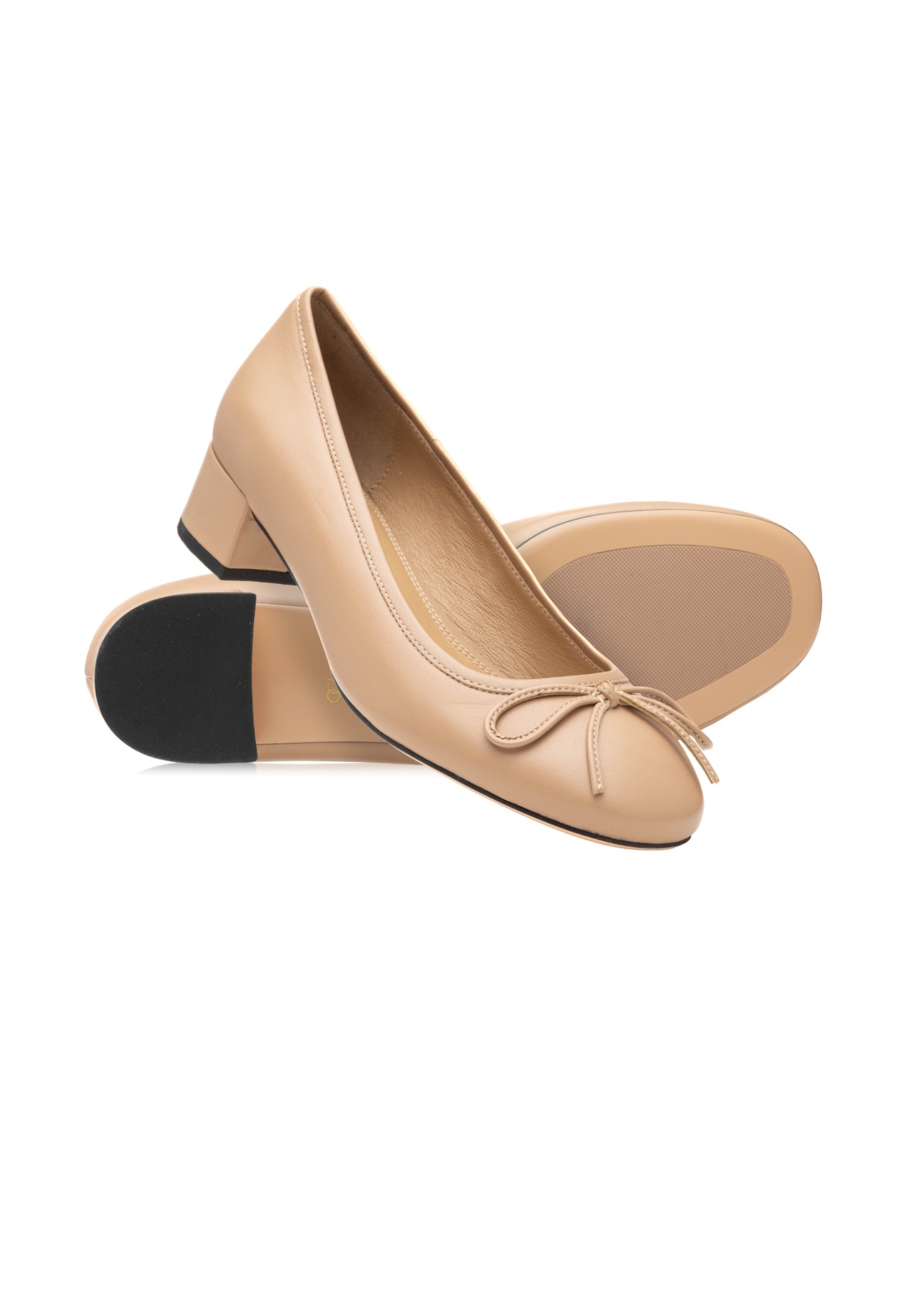 Beżowe skórzane czółenka damskie BUTYD-1239-1B(W26), widok produktu skosem na białym tle.