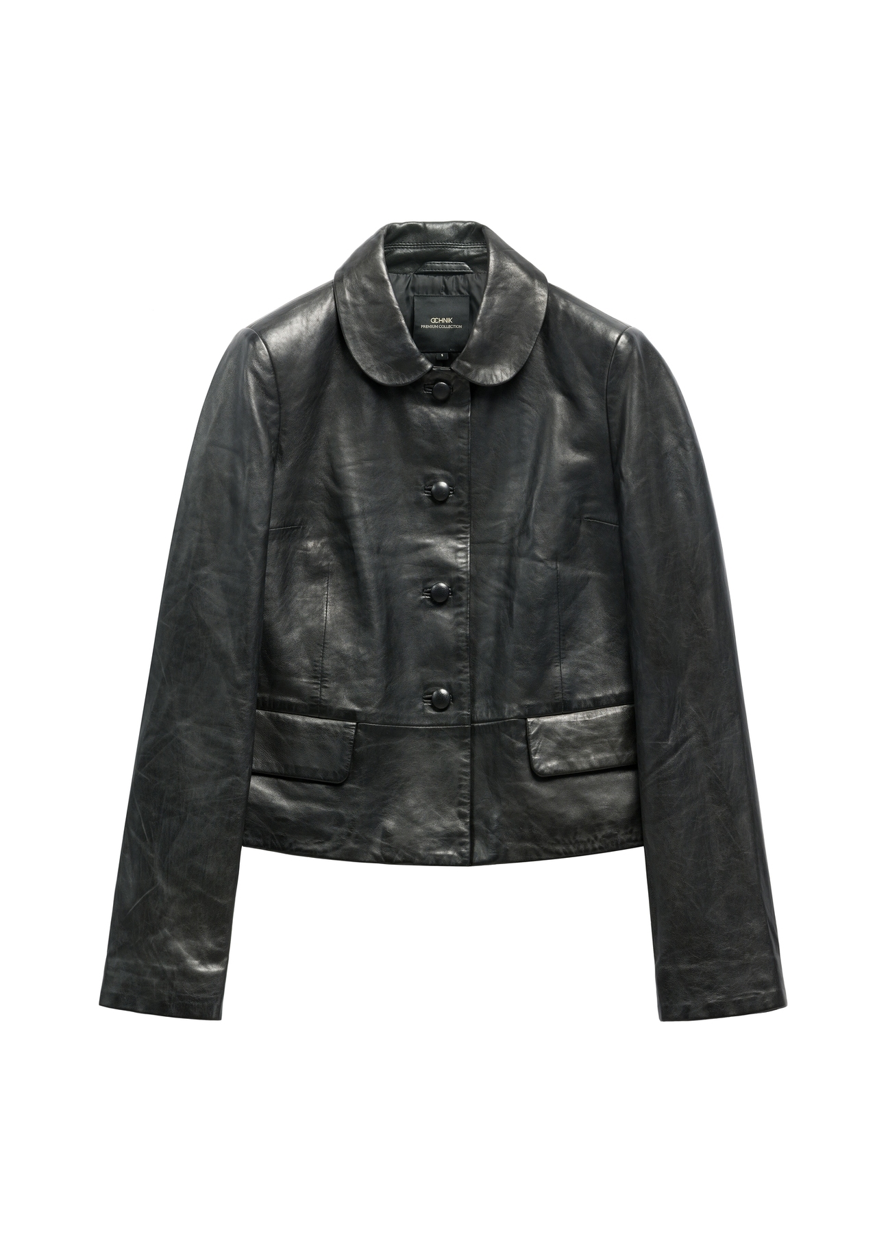 Czarna krótka skórzana kurtka damska KURDS-0598-99(W26), widok produktu z przodu na białym tle.