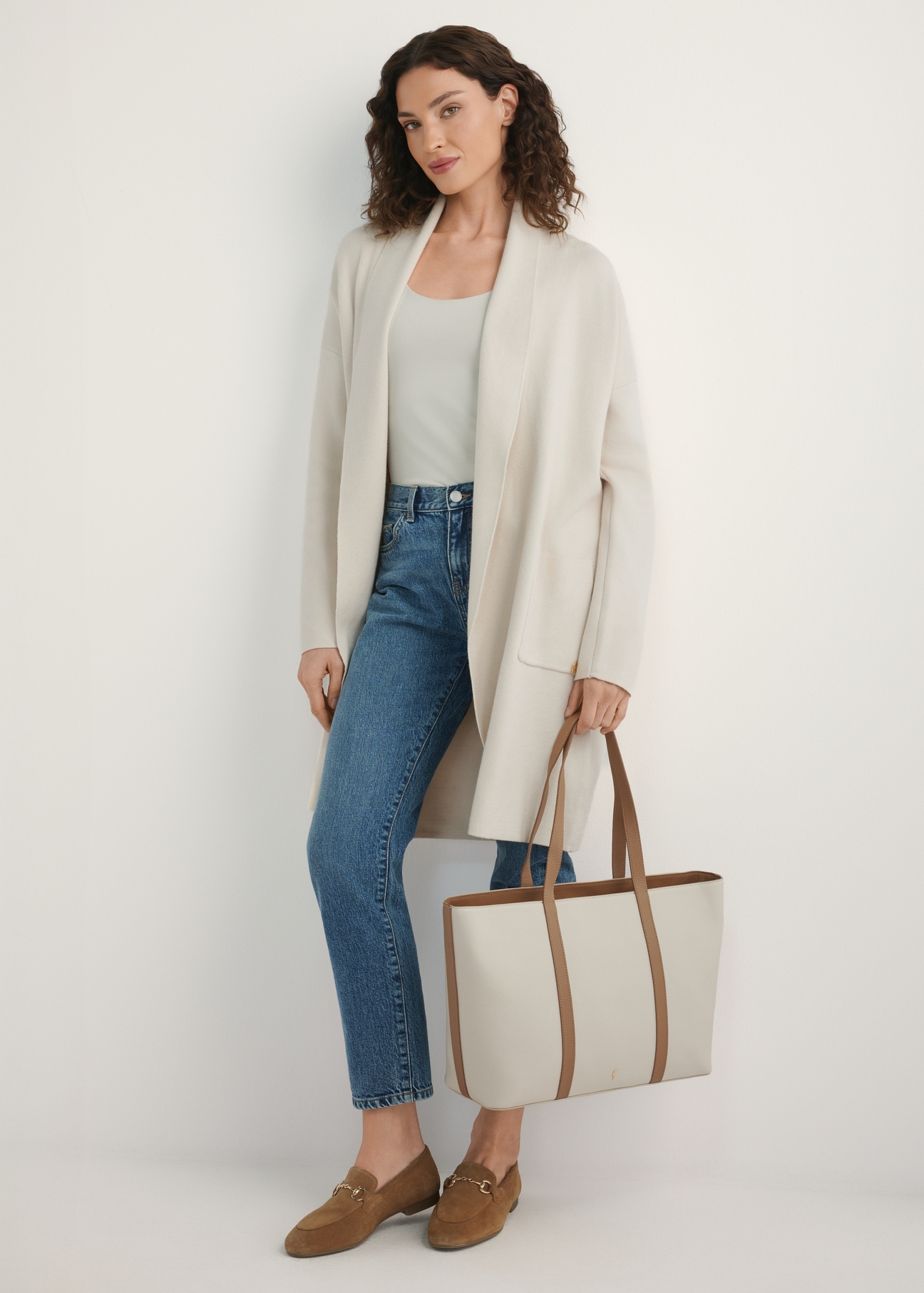 Kremowa skórzana torebka shopper TORES-1273-0B(W26), widok produktu w dłoni modelki. Widoczna cała sylwetka.