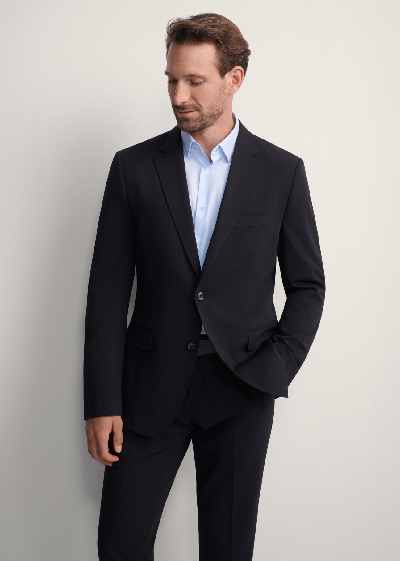 Czarna marynarka męska MARMT-0019-99(Z25), widok produktu od przodu na modelu, widoczna połowa sylwetki.