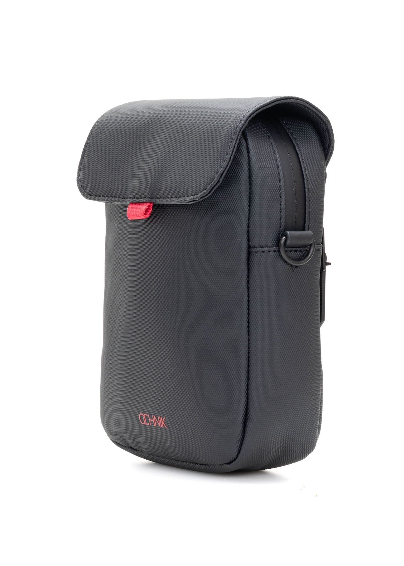 Mała czarna listonoszka męska TORMN-0399-9J(W26), widok produktu skosem na białym tle.