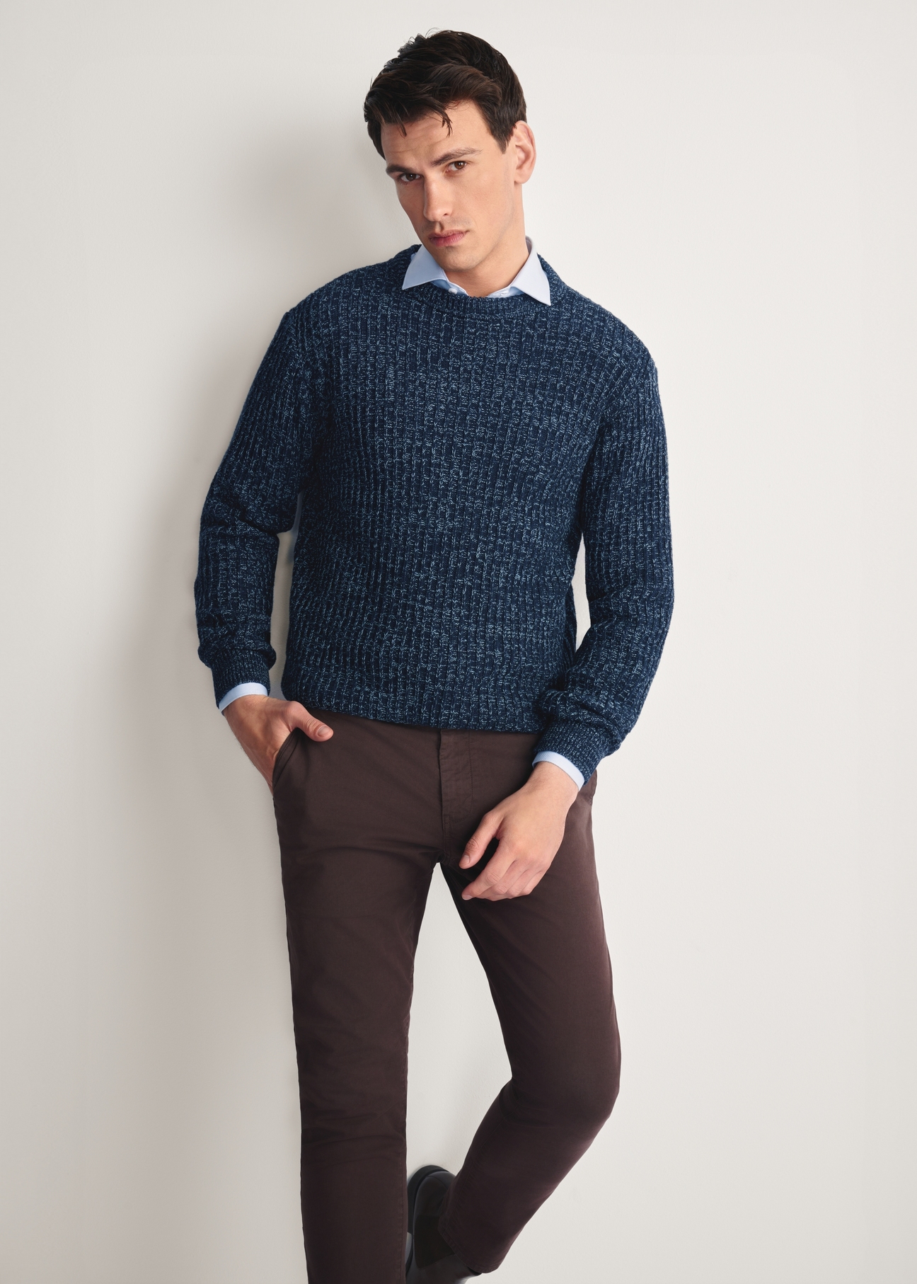 Granatowy sweter męski SWEMT-0183-68(Z25), widok produktu z przodu na modelu. Widoczna połowa sylwetki.