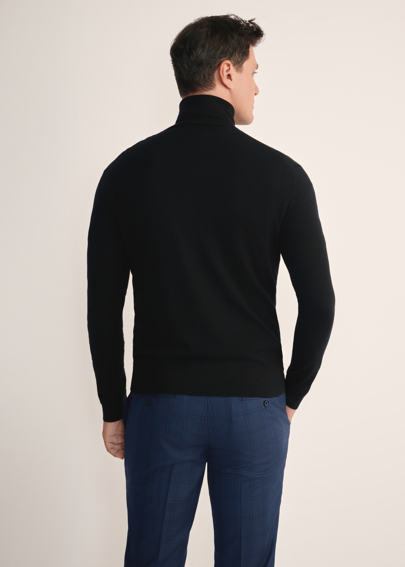 Czarny sweter męski z golfem SWEMT-0185-99(Z25), widok produktu z tyłu na modelu. Widoczna połowa sylwetki.