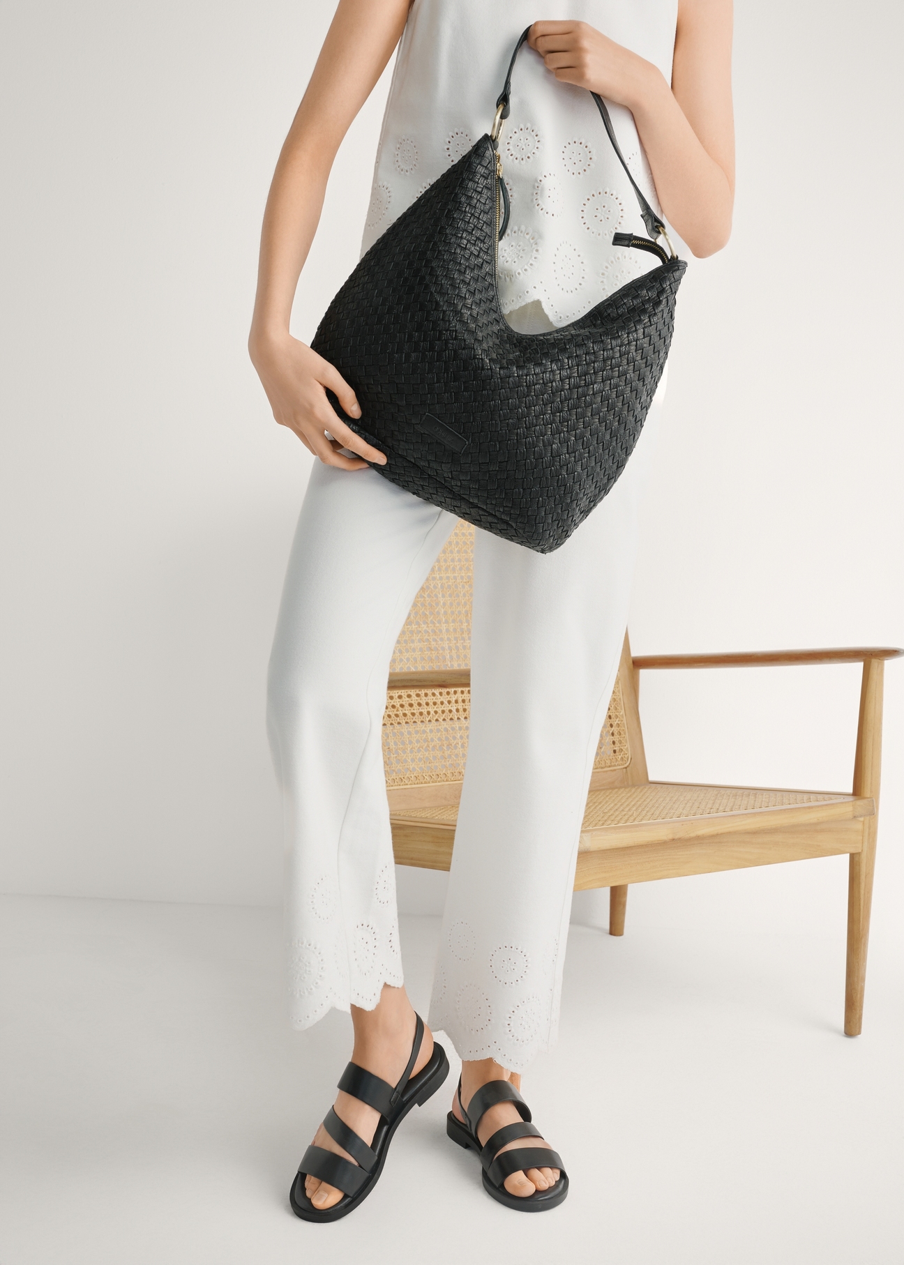 Skórzane sandały damskie w kolorze czarnym BUTYD-1152-99(W26), widok produktu z przodu na stopach modelki.