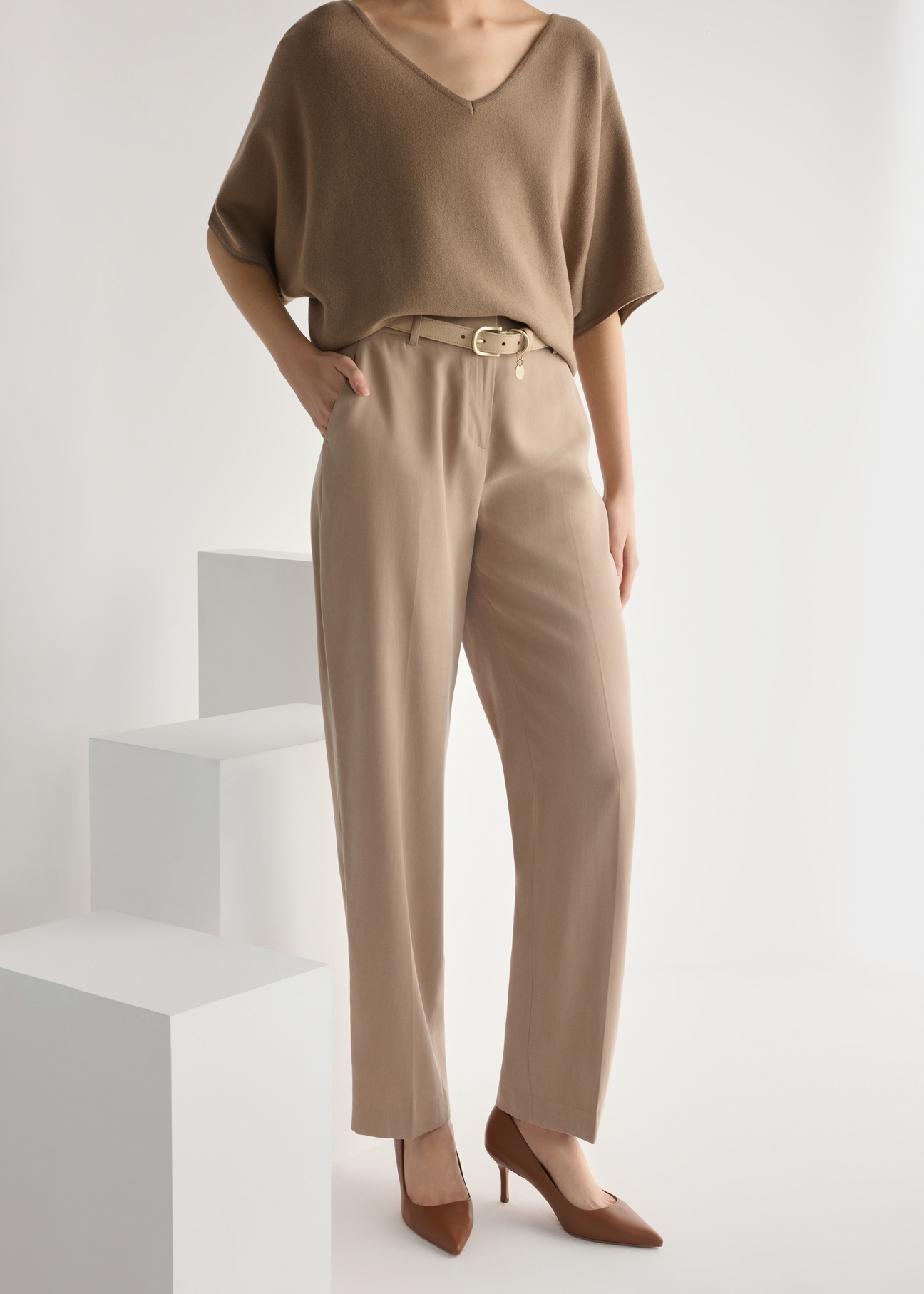 Camelowe skórzane czółenka damskie BUTYD-1031A-1D(W26), widok produktu od boku na modelce, widoczna połowa sylwetki.